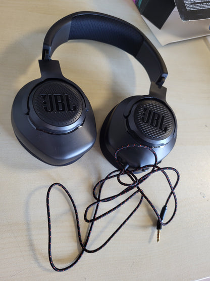 268297 - JBL Kufje për Lojëra me Tel Quantum 100M2, JBL QuantumSOUND Signature, Prizë Kufjesh 3.5 mm, Mikrofon i Lëvizshëm, Opsion Heshtjeje, E Zezë