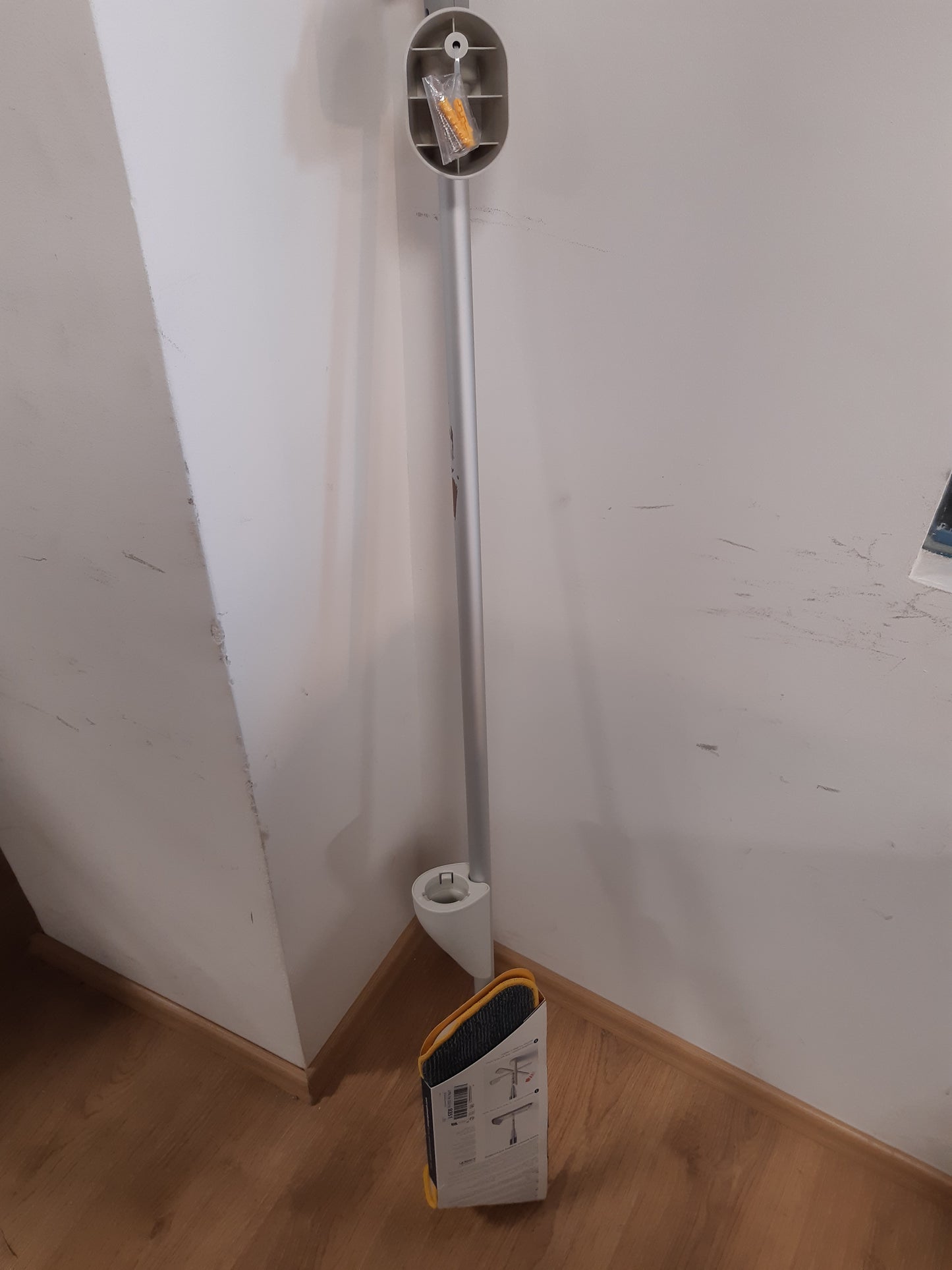 208422 - JOSEPH JOSEPH Mop me Sperkatje CleanTech 2-në-1, Sfungjer Pastrimi Mikrofibre të Lajet, Pastrues Njollash, Këmbëz me Tërheqje të Lehtë, Shishe e Mbushshme, Material Gurë i Lehtë