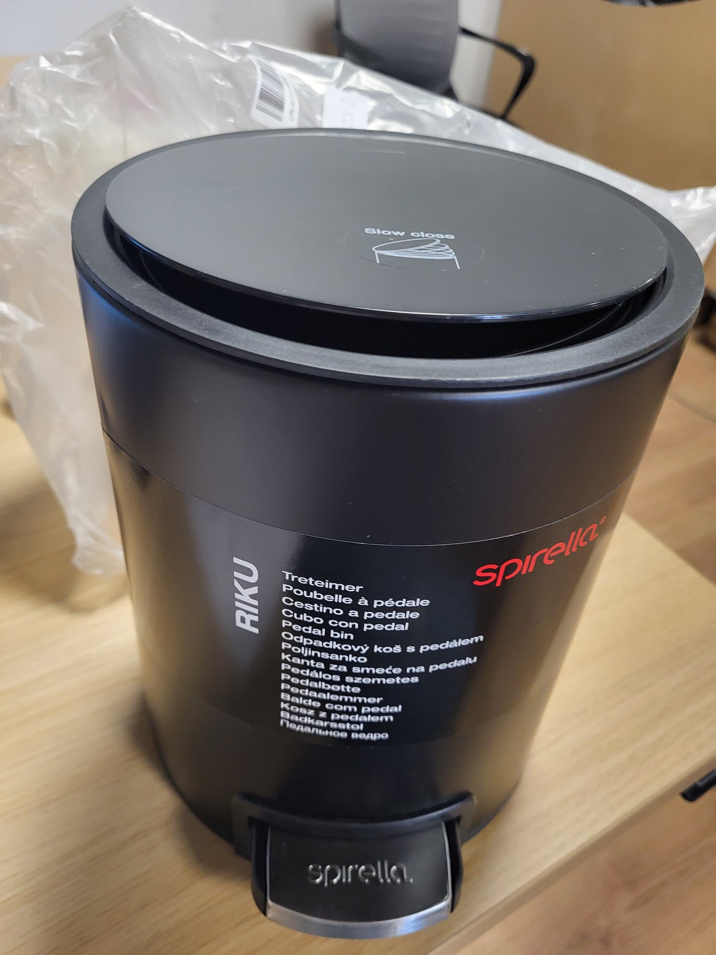 252032 - SPIRELLA Kovë me pedale RIKU prej çeliku inox, 3L, e zezë mat, bazë anti-rrëshqitëse, kovë e brendshme e lëvizshme e bërë nga plastikë e ricikluar