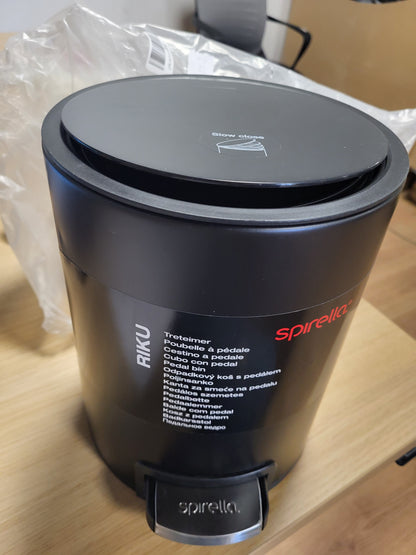 252032 - SPIRELLA Kovë me pedale RIKU prej çeliku inox, 3L, e zezë mat, bazë anti-rrëshqitëse, kovë e brendshme e lëvizshme e bërë nga plastikë e ricikluar