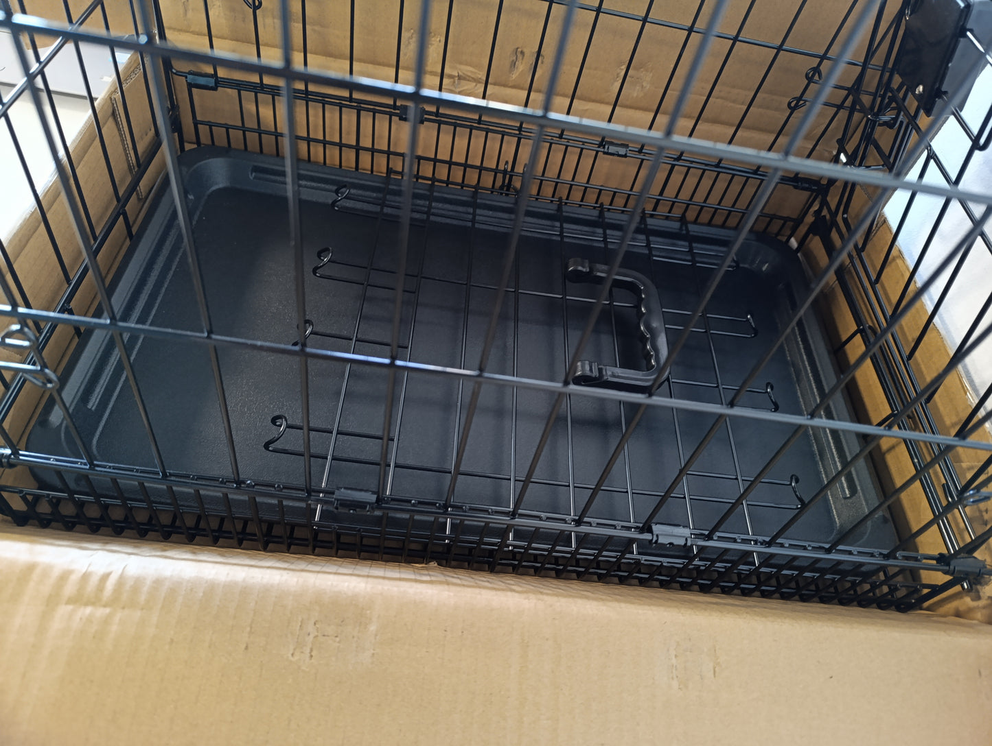 221518 - AMAZON BASICS Kafaz i qëndrueshëm për qen - Kafaz teli i palosshëm me tabaka, me një derë, Gjatësi 56 x Gjerësi 33 x Lartësi 41 cm, i zi