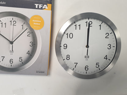 222801 - TFA DOSTMANN Orë muri analoge me radio-kontroll, 98.1091, me kornizë alumini, diametër 25 cm, e bardhë-argjendtë