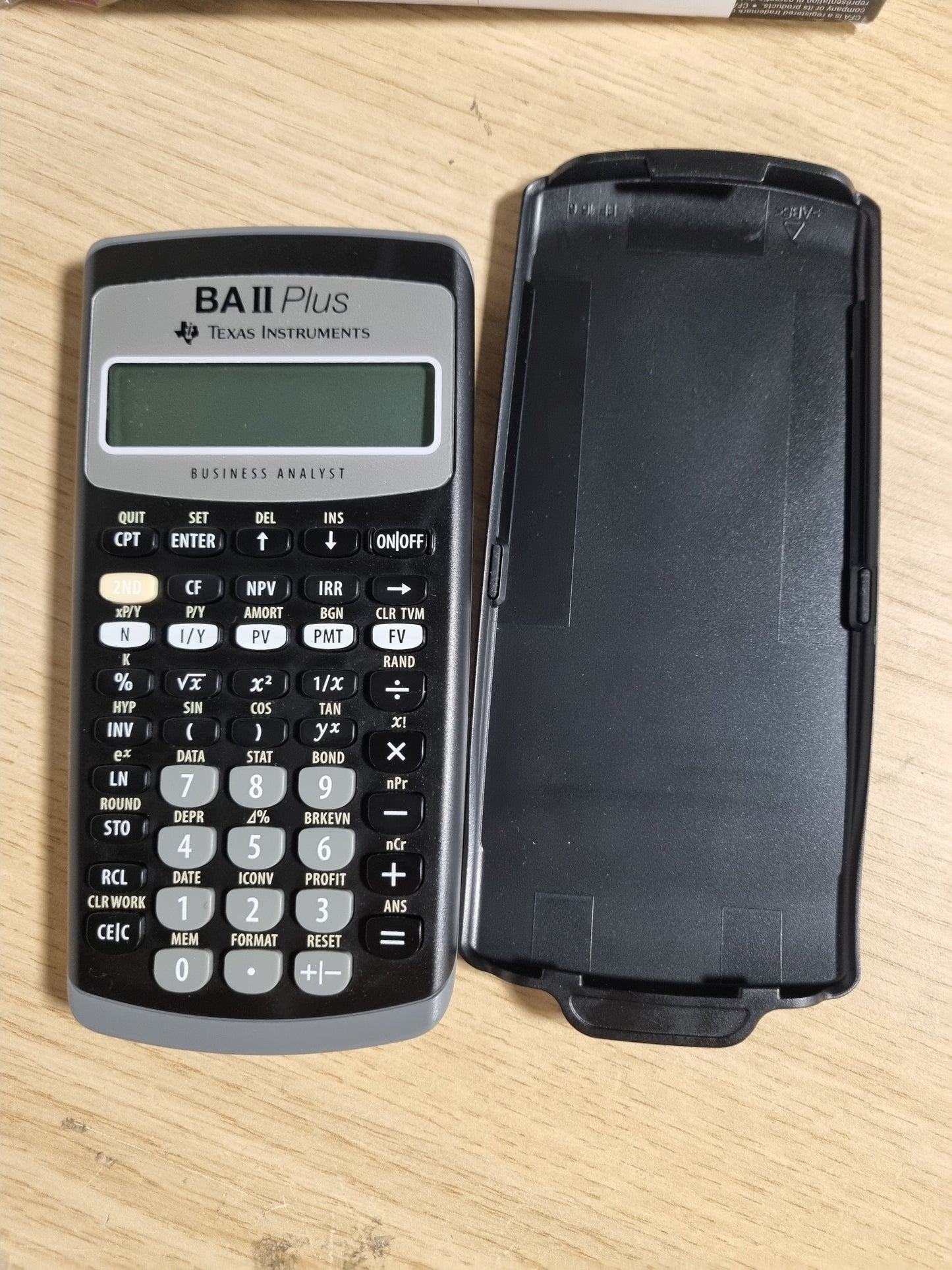 268227 - TEXAS INSTRUMENTS Kalkulator Financiar BA II Plus (1 rresht, ekran 10-shifror, me bateri) E zezë-Gri