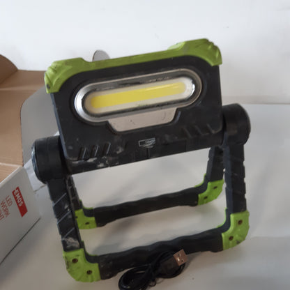 221377 - EMOS Dritë pune LED e palosshme - Dritë pune rezistente ndaj goditjeve - Maks. 2000lm, Maks. 70m - 5 Modalitete drite - 14.5 Orë - Kabllo USB - Për kantiere ndërtimi, punishte, kamping - E zezë/Jeshile.