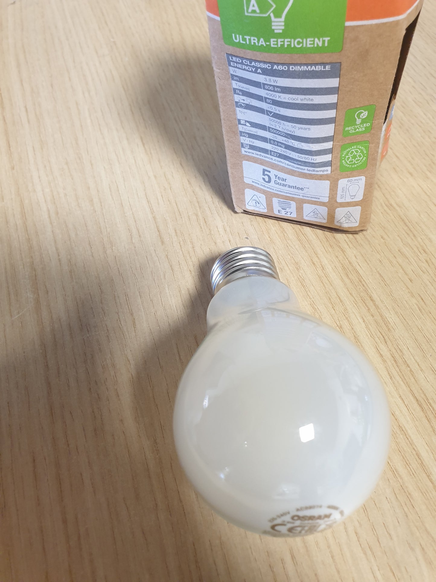 216415 - OSRAM Klasa e Energjisë llambë, 3.8 W / 806 lm, EEK A, dritë e bardhë e ftohtë (4000 K), CRI 80, xham i acaruar pa plumb, bazë E27, IP20, diametër 60 mm, e errësueshme