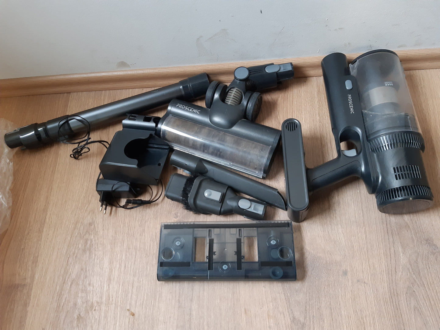 144128 - PROSCENIC P11 - Fshesë pa Tel me 500W, Pastrues Dyshemesh dhe Tapiete për Shtëpinë, Rezervuar uji 35Kpa, 4 Furça Përfshirë, Ekran LED