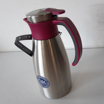 218293 - EMSA Karafë e izoluar me dorezë të butë, 1 litër, çelik inox, mban pijet të ngrohta për 12 orë + të ftohta për 24 orë, e papërshkueshme nga rrjedhjet, dorezë jo-rrëshqitëse, e kuqe vere, N4120200