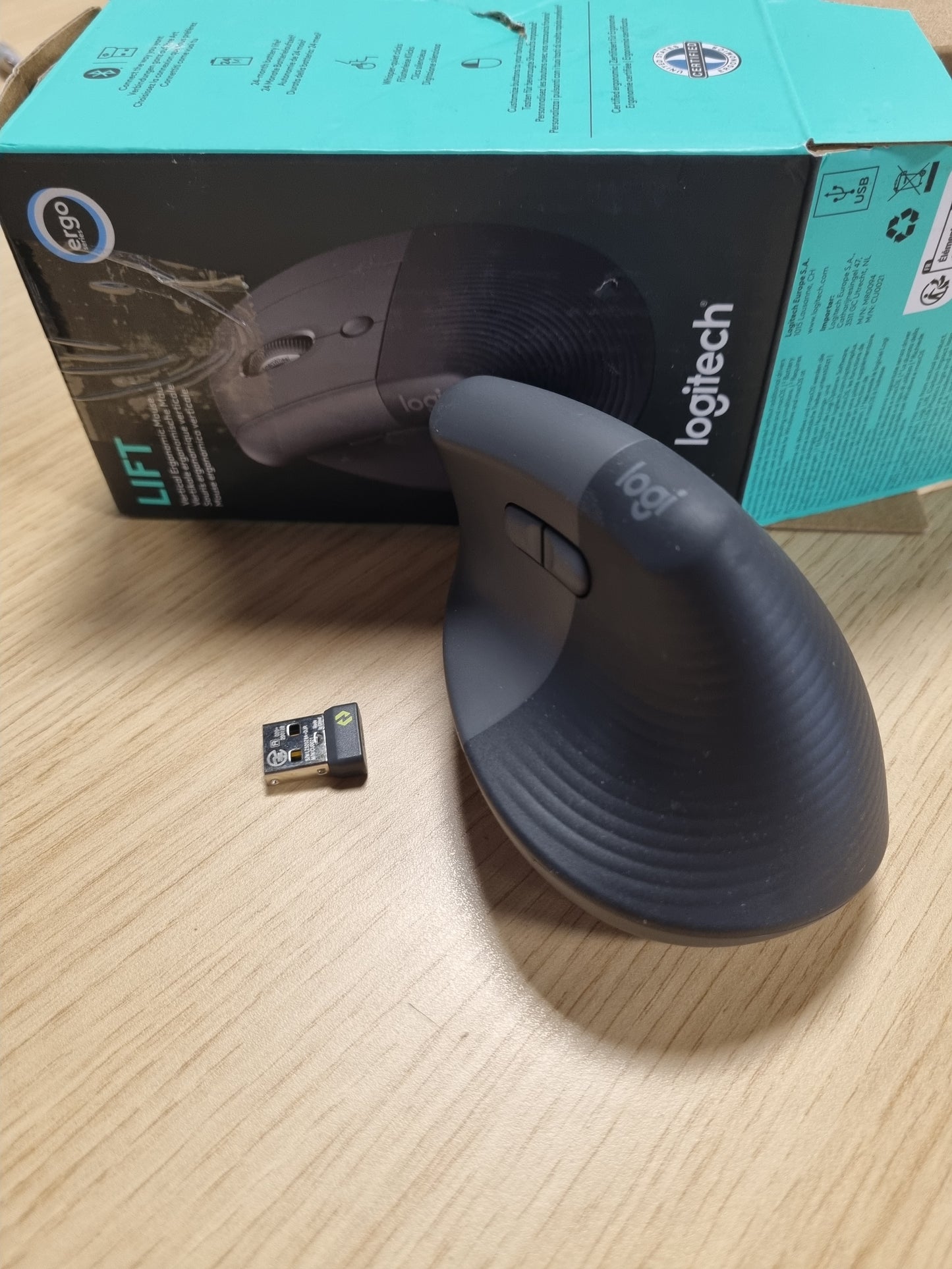 266167 - LOGITECH Lift Vertikal Ergonomik - Maus Pa Tel, Marrës Bluetooth ose Logi Bolt USB, Klikime të Qeta, 4 Butona, I pajtueshëm me Windows/macOS/iPadOS, Laptop, PC - Gri