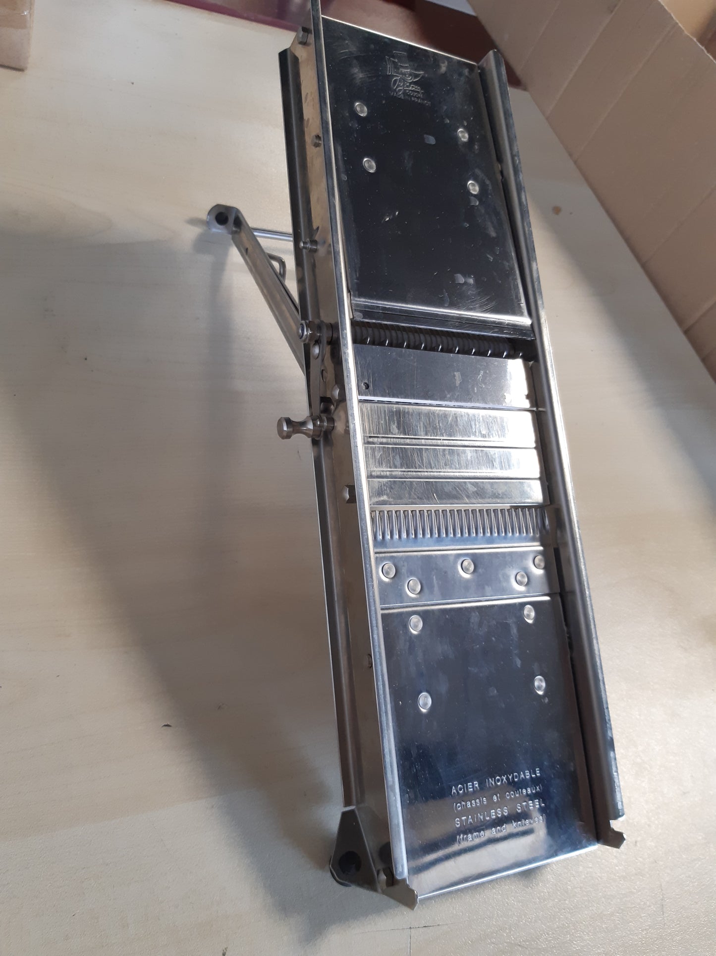 221035 - LOUIS TELLIER Prerëse Profesionale Mandoline prej Çeliku Inoks, shumëfunksionale për fruta dhe perime, trashësi e rregullueshme, 29.3 x 15.5 x 11 cm, prodhuar në Francë
