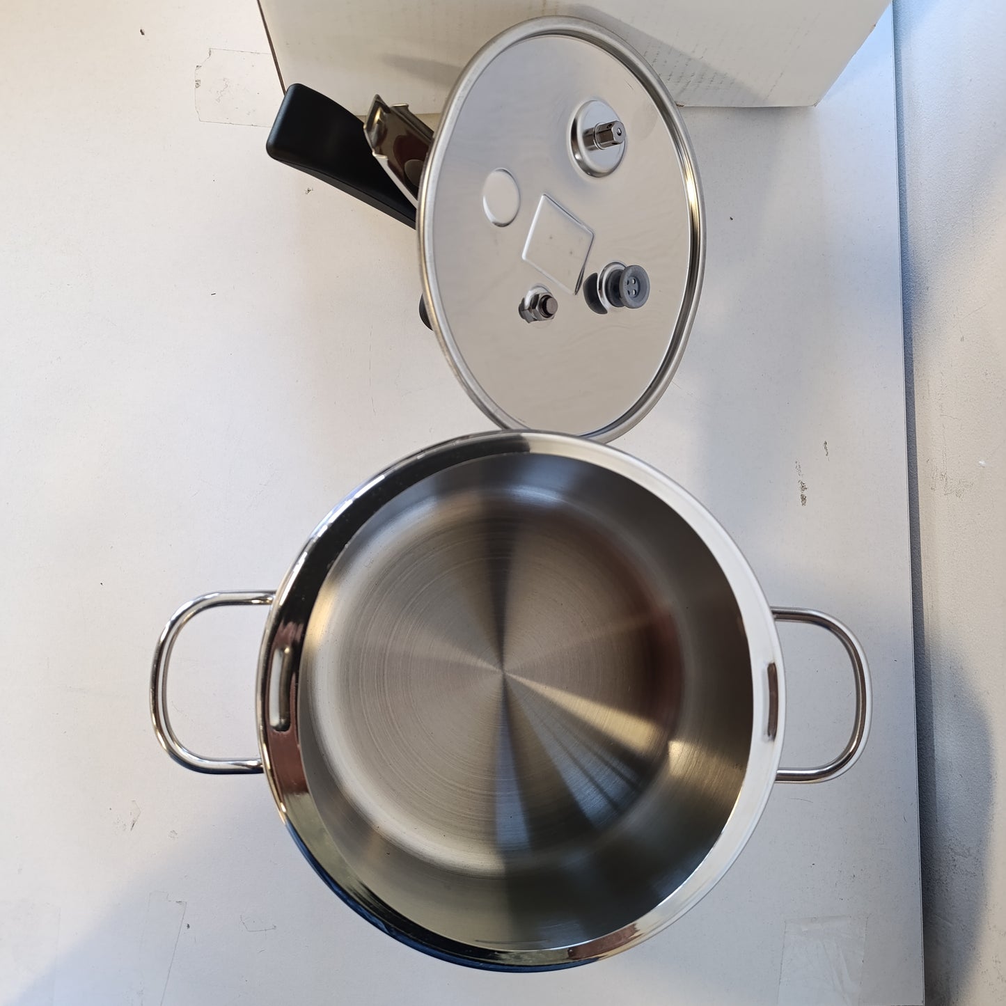 213257 - Tenxhere me presion × 22 cm - 5lt, çelik inox 18/10, me kyç leve, e përshtatshme për të gjitha sobat, përfshirë edhe ato me induksion
