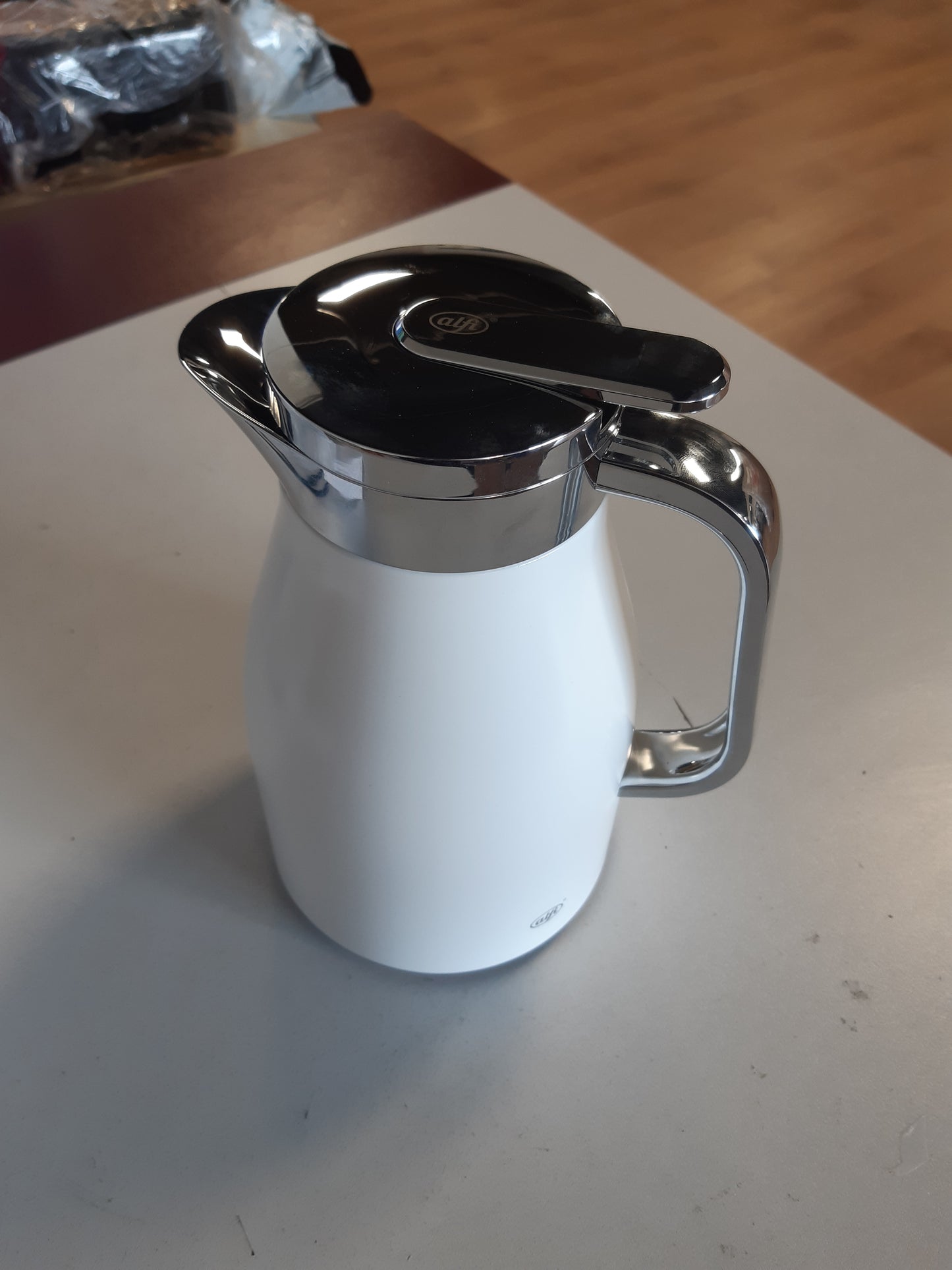226492 - ALFI SKYLINE Termos 650ml, e bardhë kokosi mat, çelik inox me shtresë qelqi të temperuar higjienike, kapak me rrotullim dhe buton shtypjeje, dorezë ergonomike, përdorim me një dorë