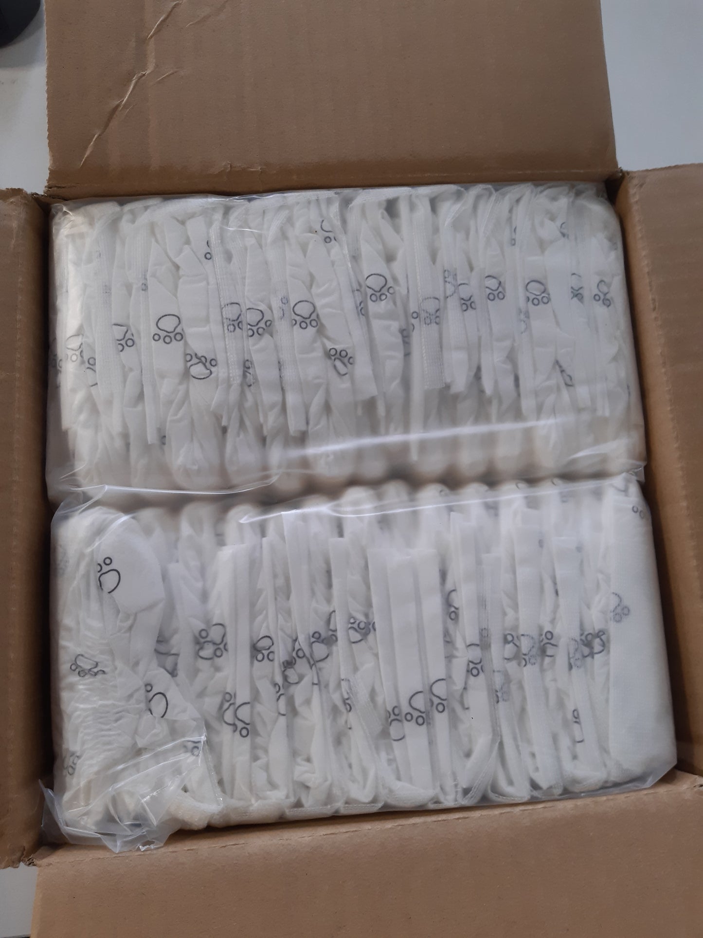 233036 - AMAZON BASICS Pelena për qen meshkuj, pelena të disponueshme, madhësia XS, të bardha, 30 copë.