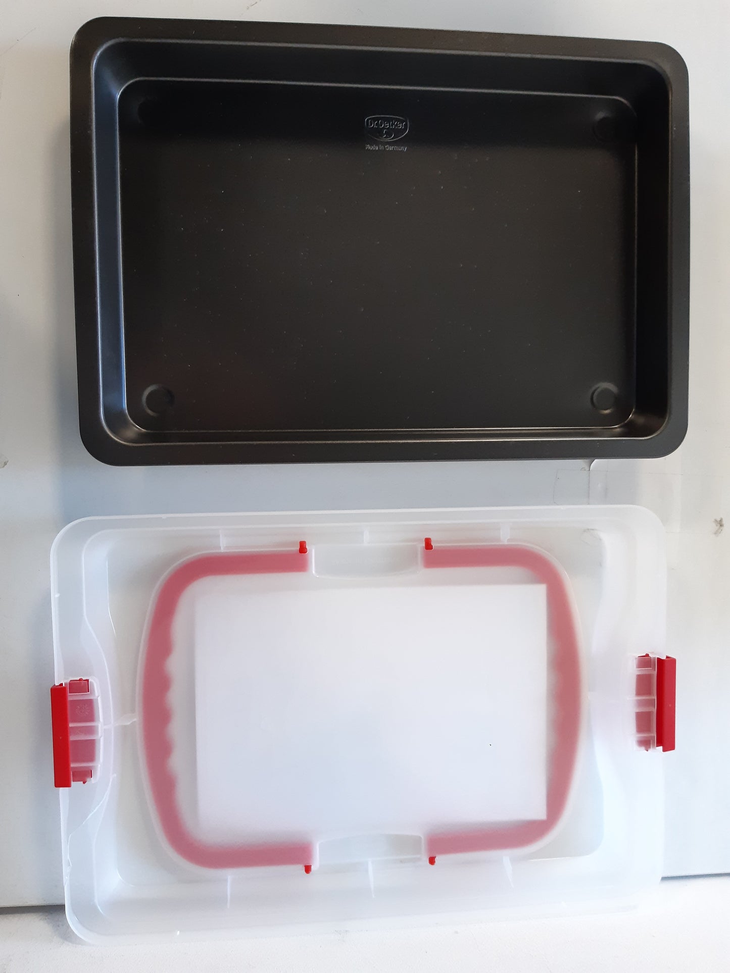 205450 - DR. OETKER - Tepsi Pjekjeje me Mbulesë Transportimi Bake & Go 3 në 1, Jo-ngjitëse, 42x29x4 cm