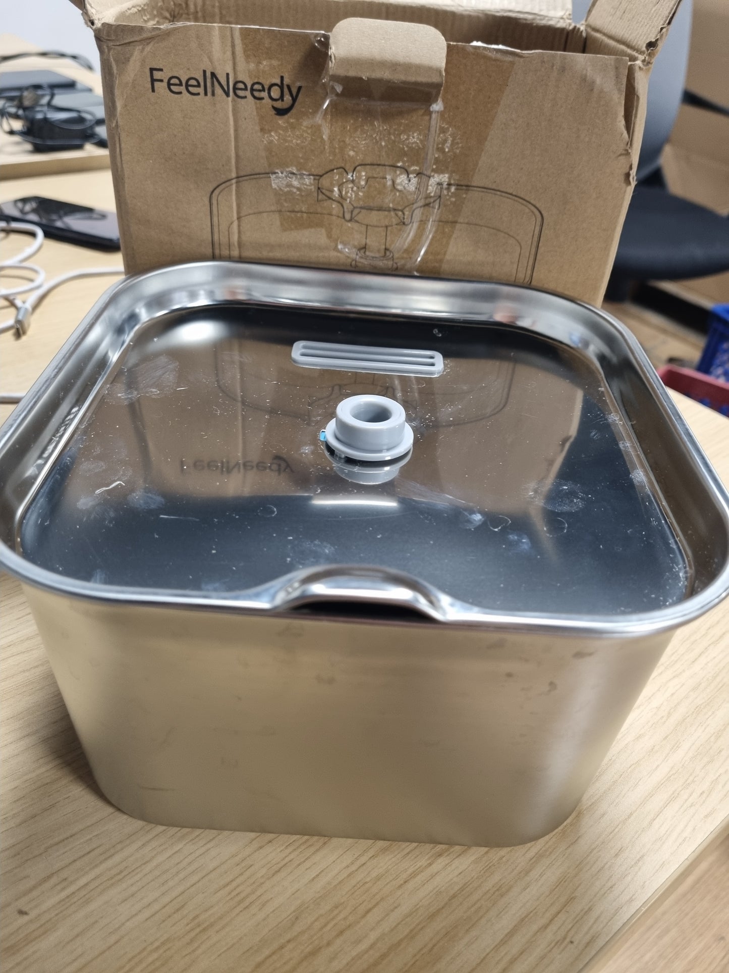 178905 - FEELNEEDY Shatërvan uji për mace prej çeliku inox, Kapacitet 2.8L, me 3 filtra, Sistem filtrimi i katërfishtë, i lehtë për t'u pastruar, ultra i qetë, i sigurt për lavastovilje