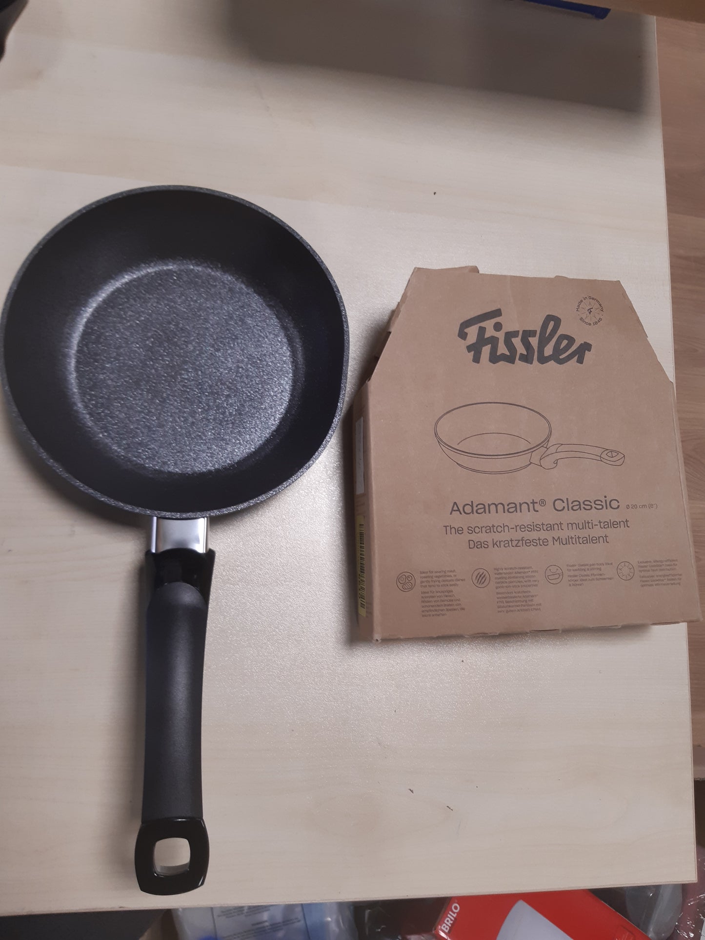 204220 - FISLER ADAMANT CLASSIC - Tigan Alumini Ø 20 cm, Rezistent ndaj Gërvishtjeve, me Shtresë Jo-Ngjitëse, i Përshtatshëm për Soba me Induksion, Prodhuar në Gjermani