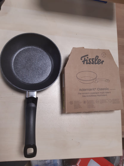 204220 - FISLER ADAMANT CLASSIC - Tigan Alumini Ø 20 cm, Rezistent ndaj Gërvishtjeve, me Shtresë Jo-Ngjitëse, i Përshtatshëm për Soba me Induksion, Prodhuar në Gjermani