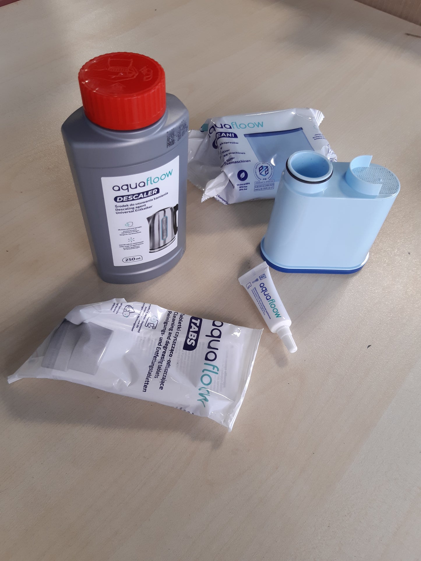 214408 - PHILIPS Kit Mirëmbajtjeje Aquafloow për Makinat e Espressos | 2 Filtra Zëvendësues Uji AquaClean, 10 Tableta Pastruese 2g, Dezinfektues Gurësh 250ml.