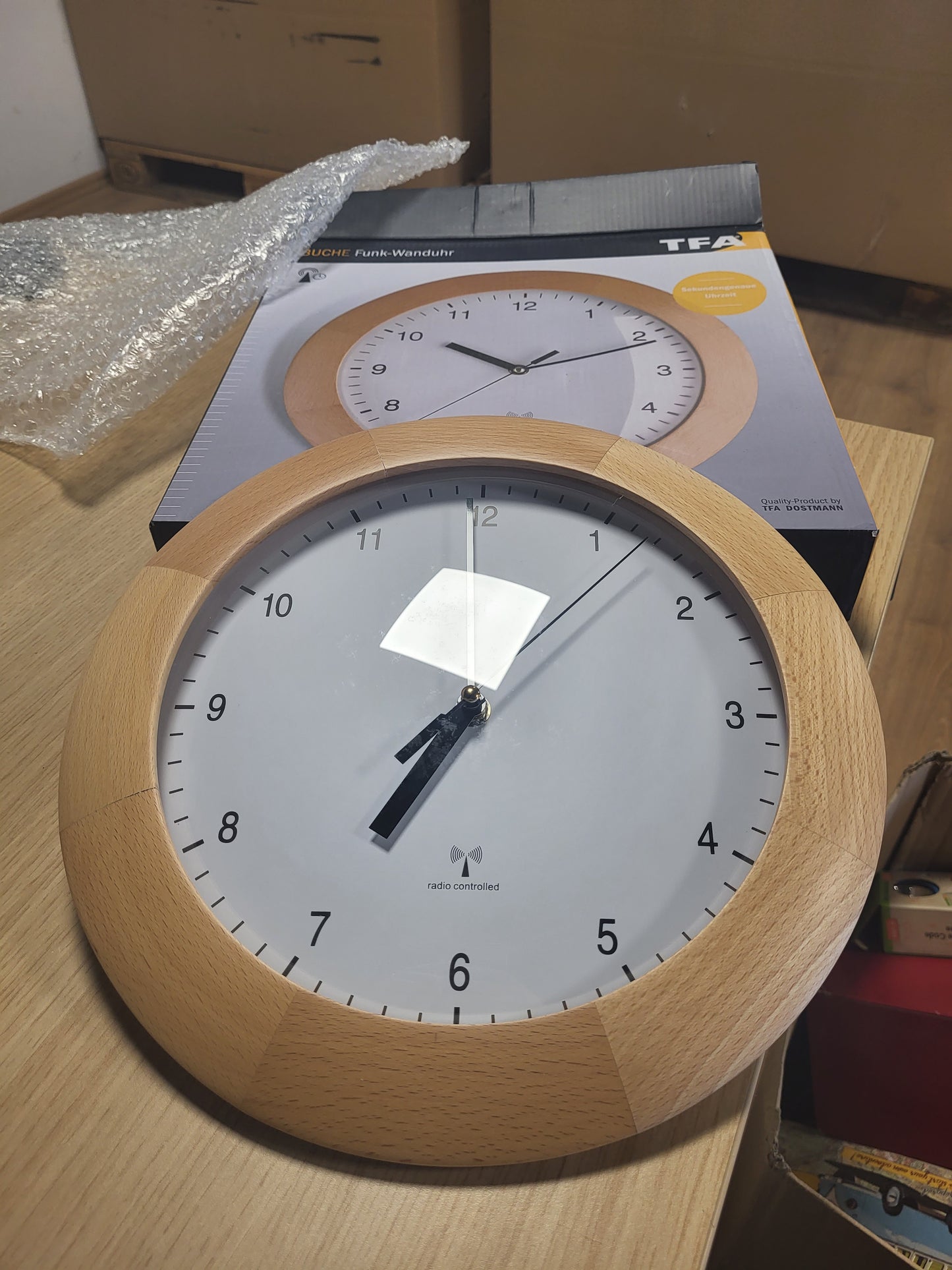255394 - TFA DOSTMANN Orë muri me radio-kontroll, dizajn prej druri, 98.1065, dru ahu, diametër 31 cm