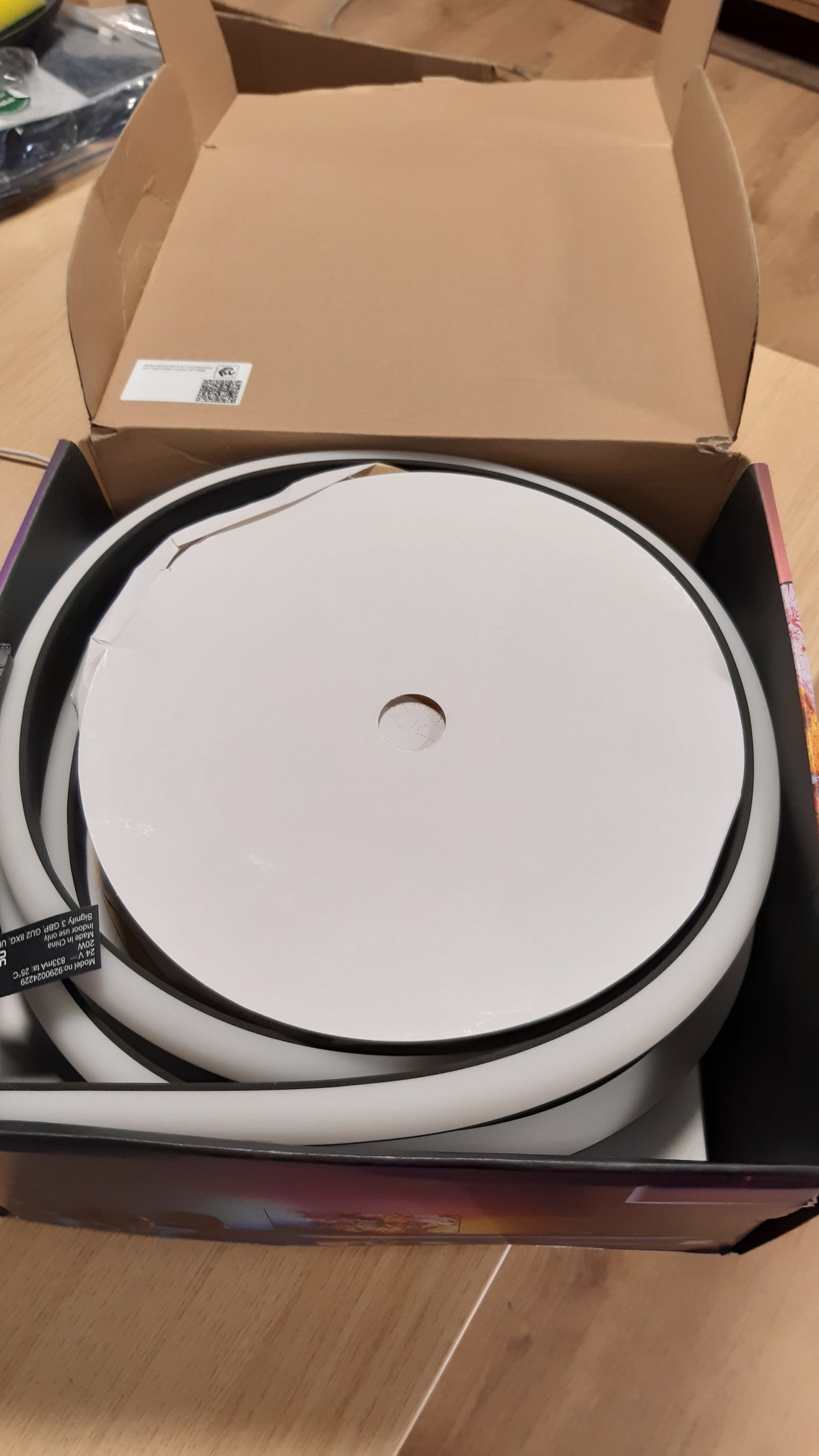 221006 - Philips Hue Shirit ndriçues White & Color Ambiance Gradient, 75 inç, shirit LED i errësueshëm, 16 milion ngjyra, ndriçim prapa për TV inteligjent, ngjyrë e zezë