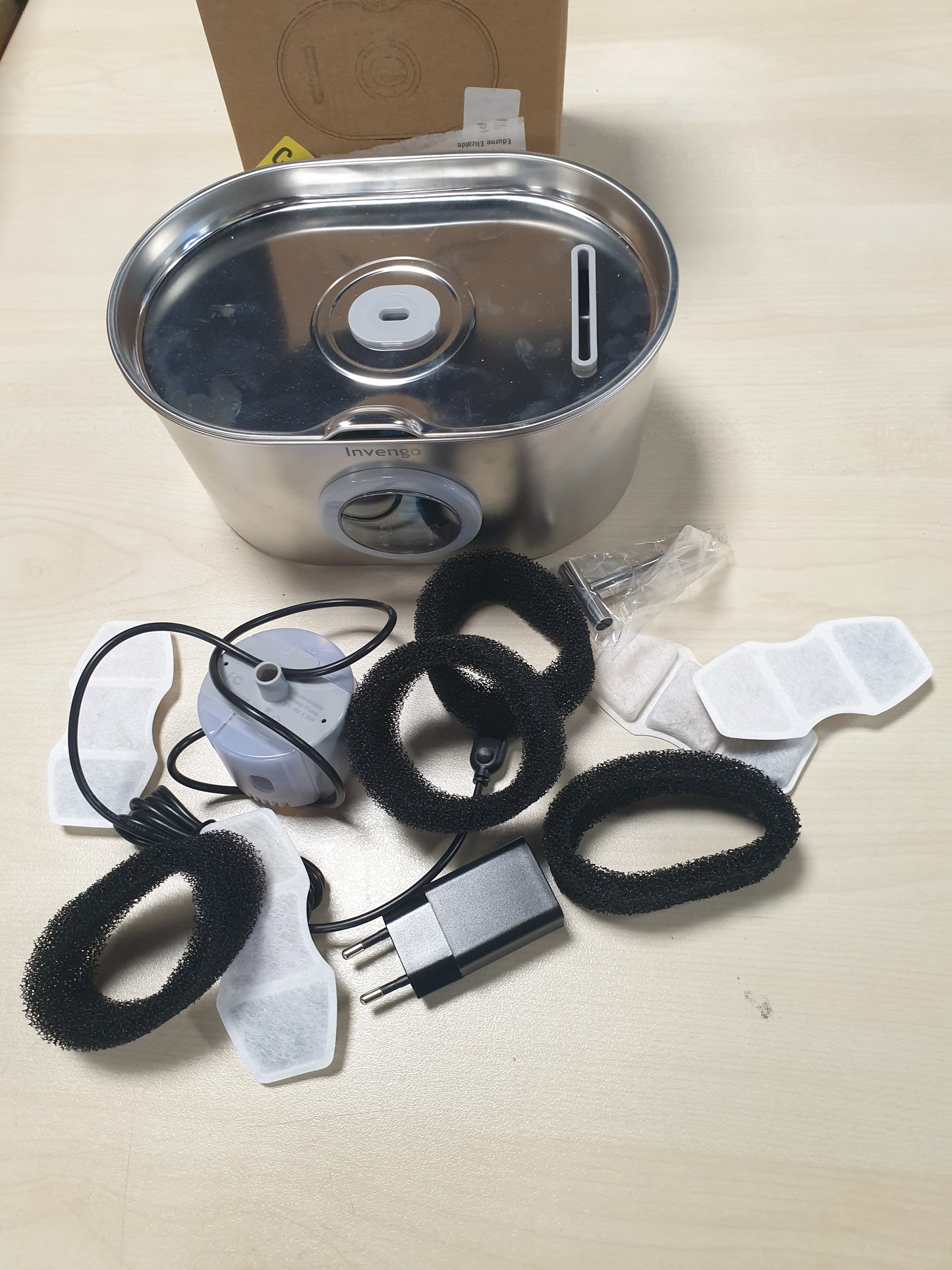 214872 - INVENGO Shatërvan për Mace prej Çeliku, Dispenser Automatik 2.2L për Mace dhe Qen, Shatërvan i Heshtur me Filtër 5 Shtresa, Dy Priza Uji - 4 Filtra + 4 Sfungjerë
