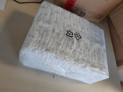 214137 - Pelena Amazon Basics për qen meshkuj, S, pako me 50 copë, të bardha