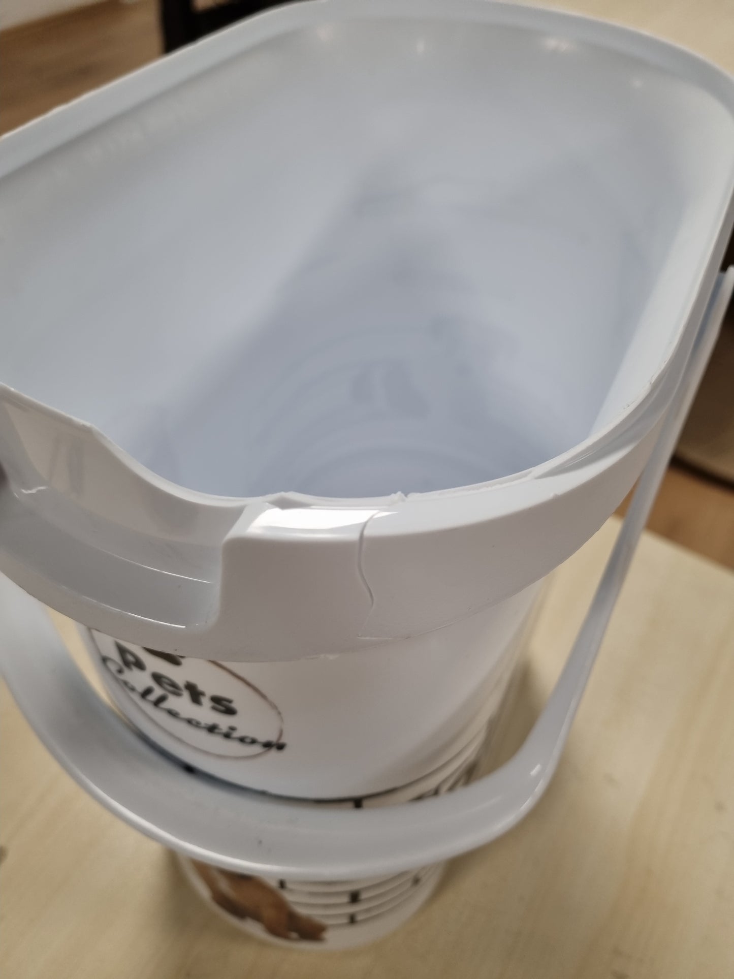 205349 - CURVER Enë për Qen 10l/4kg, Mbledhja e Kafshëve Shtëpiake, Ruajtje Hermetike dhe Rezistente ndaj Erërave, 19 x 30 x 35 cm, E Bardhë