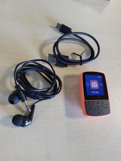 266674 - WOLFANG Pajisje MP3 me Bluetooth 5.2, kapëse sportive, madhësi mini, peshë 1 ons, mbështet kartat TF deri në 128GB, radio FM HiFi, regjistrues zëri, kufje të përfshira, ngjyra Portokalli