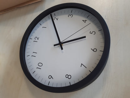 185872 - AMAZON BASICS Orë e Muri e Rrumbullakët 30 cm, me Bateri, e Heshtur dhe e Lehtë për T'u Lexuar, e Zezë