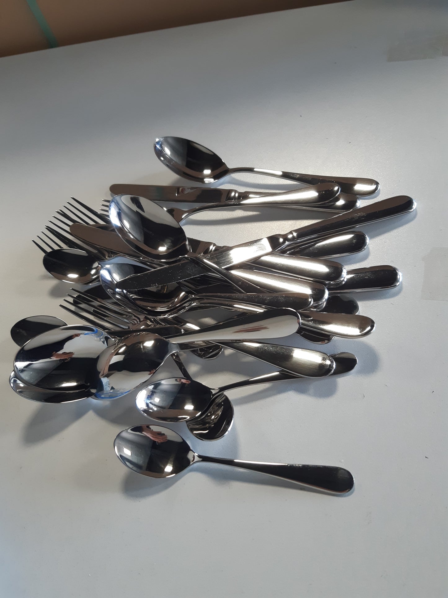 239283 - VILLEROY & BOCH Set enësh për 6 persona Oscar me 24 pjesë, i sigurt për larjen e enëve, rezistent ndaj ndryshkut, set takëmesh prej çeliku inox