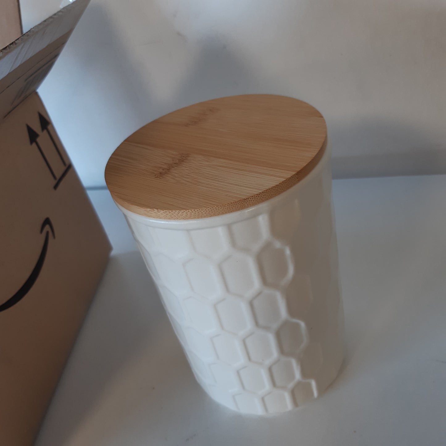 223758 - WENKO Enë ruajtjeje Maya, qeramikë e bardhë, 900 ml, 11 x 16 cm, kapak hermetik prej bambuje, e çertifikuar FSC