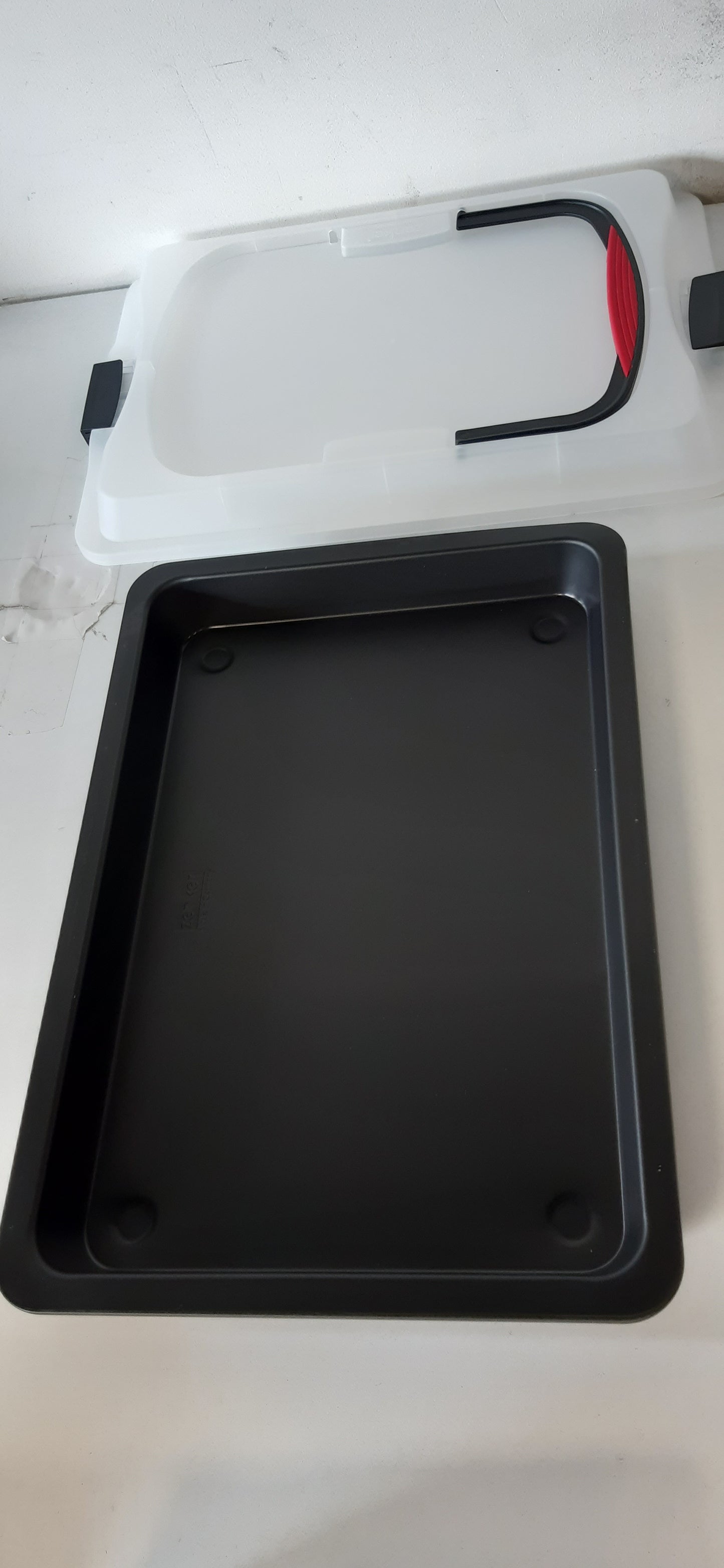 251283 - ZENKER Enë për tortë me fletë, tepsi pjekjeje me mbulesë transporti, tavë pjekjeje jo-ngjitëse me kapak dhe doreza të buta - 425 x 295 x 75 mm, sasia: 1 copë