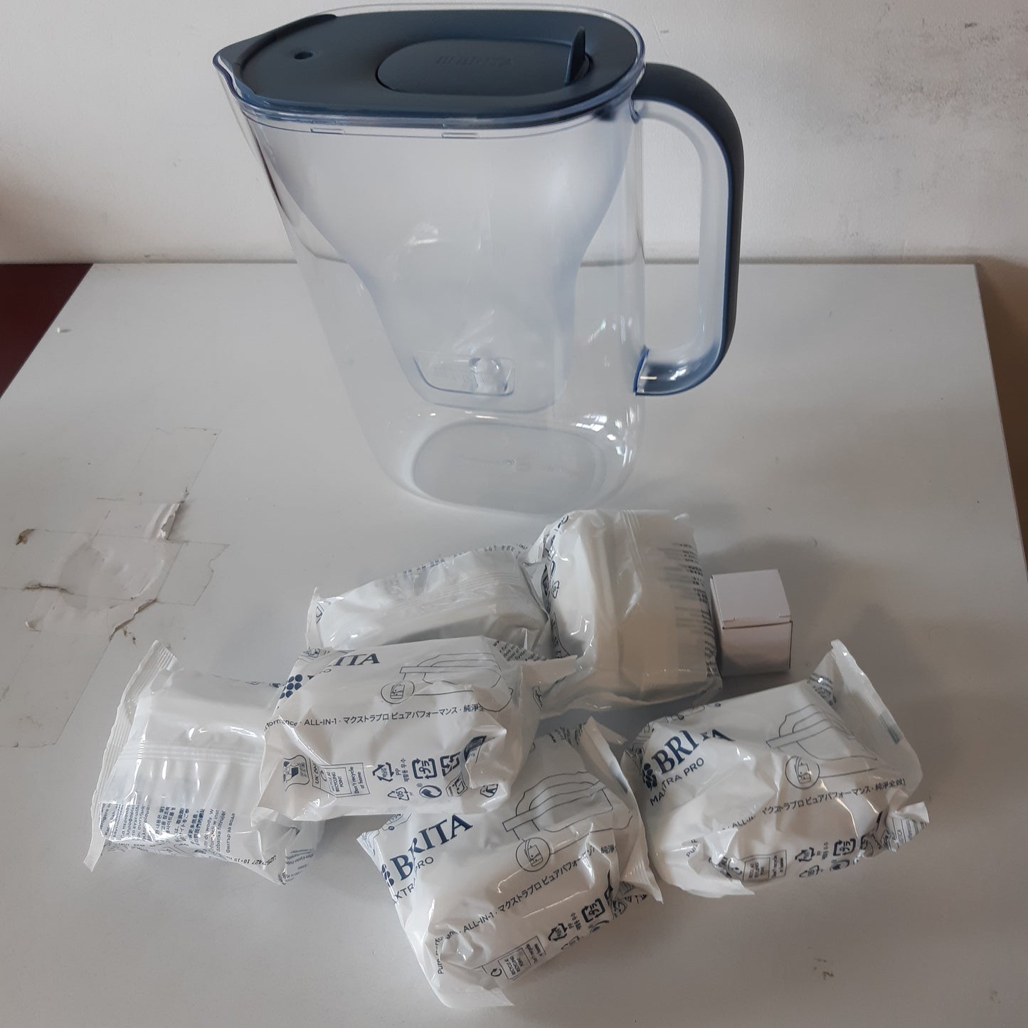 245395 - BRITA Bronx për Ujë, Stil me Filtër Uji, Ngjyrë Esenciale Guri Blu, Kapacitet 2.4l, përfshirë 6x BRITA MAXTRA PRO, Dritë LED Smart