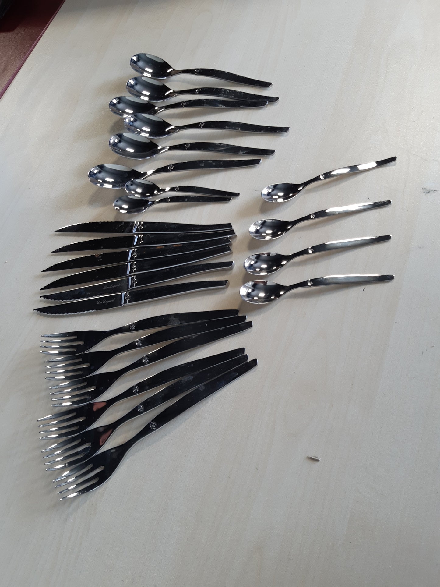 213744 - LOU LAGUIOLE Set takëmesh me 24 pjesë për 6 persona - Jet - çelik inox 18/0, me përfundim të lëmuar