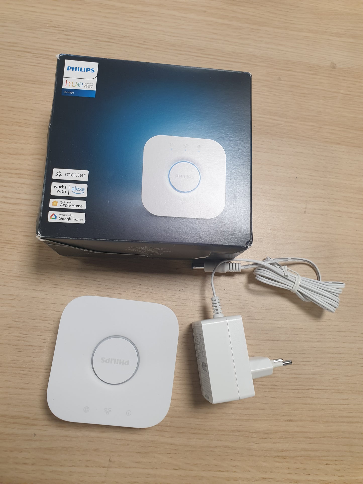 221217 - PHILIPS Kontroll standard Hue Bridge për sistemet e ndriçimit Hue, e pajtueshme me kontrollin zanor