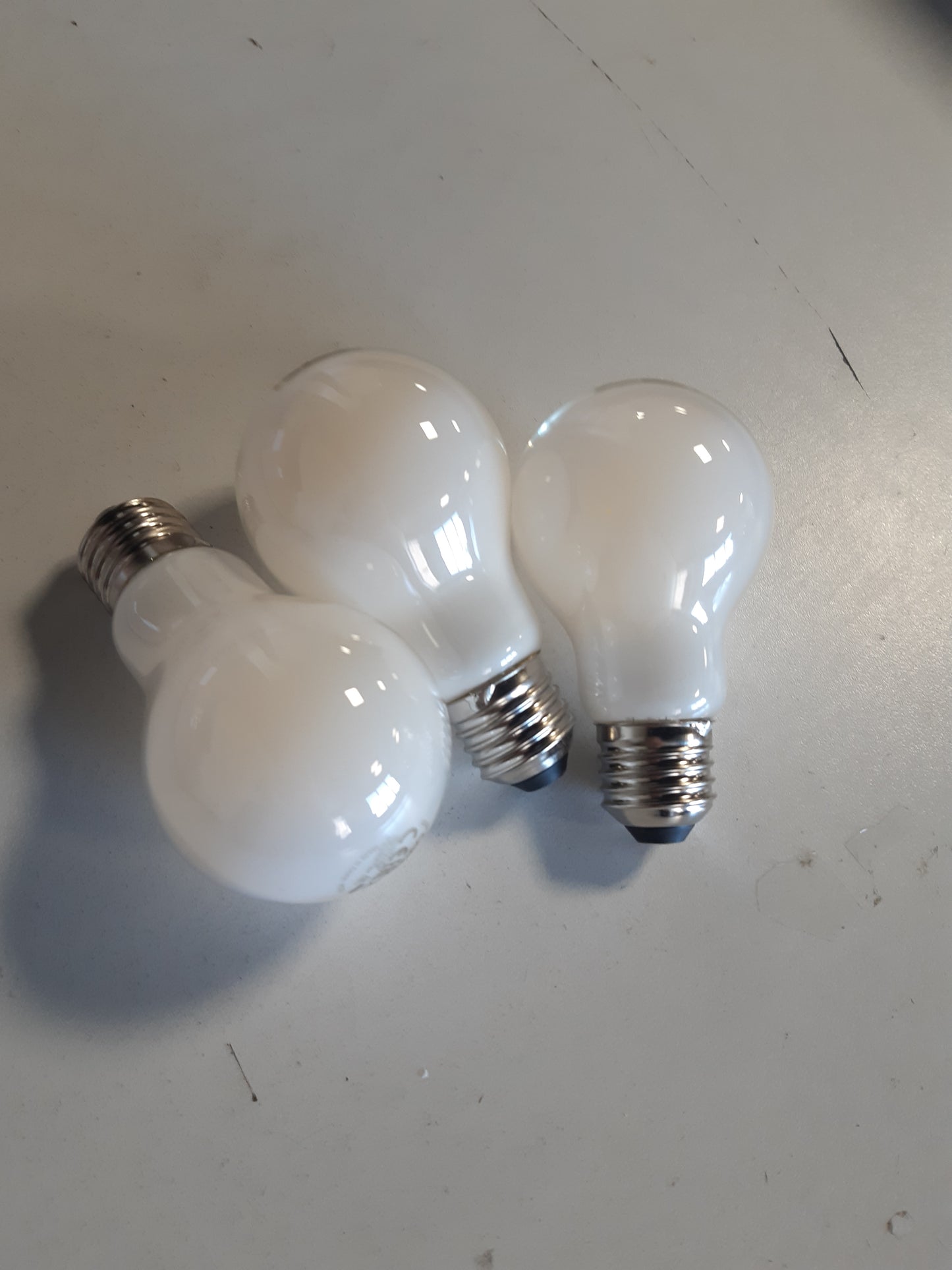 222673 - OSRAM Llambat LED me efikasitet të lartë, pako me 5 llamba, zëvendëson llambat inkandeshente 100W, të bardha të ngrohta (2700K), E27, xham i mbuluar me acar
