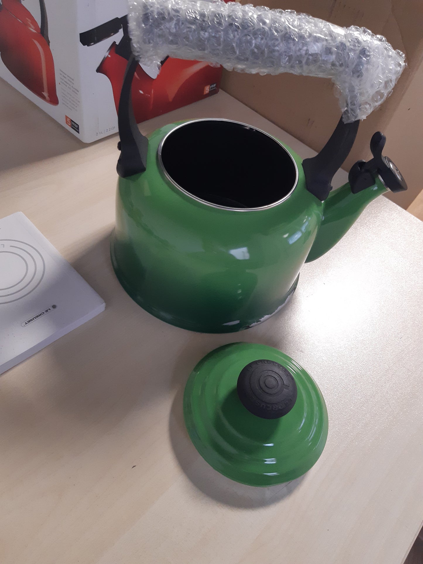 157039 - LE CREUSET Çajnik Tradicional, Kapaciteti 2.1L, Materiali Çelik i Emaluar, Ngjyra Bambu, Kodi i Produktit 40102024080000