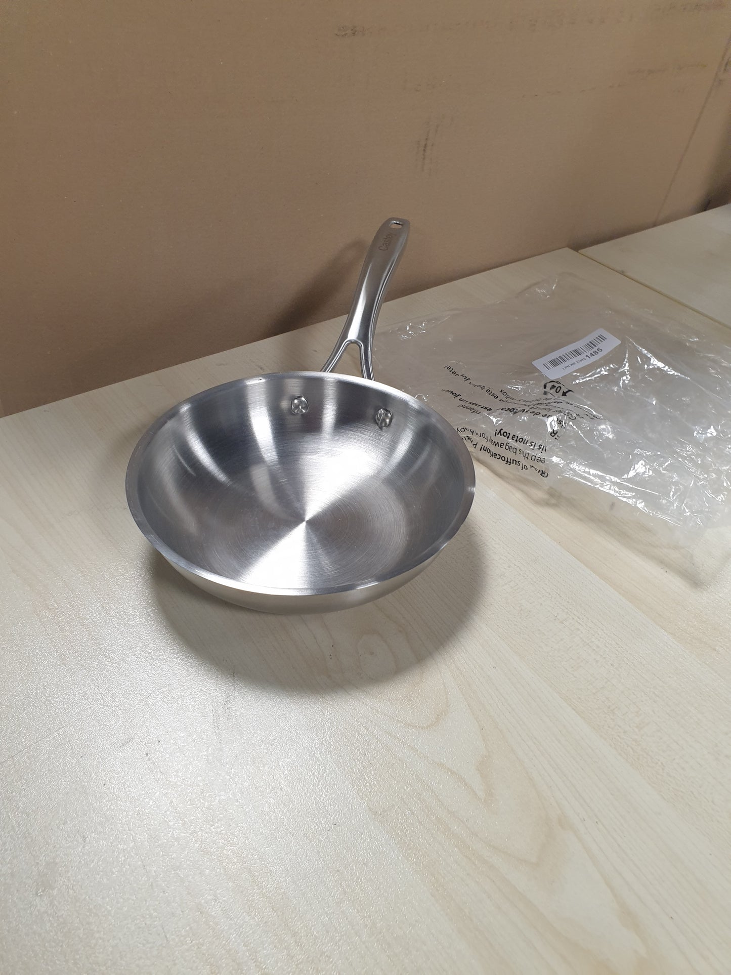223431 - CASTEY - Tigan prej çeliku inox Essentials, Modeli E-S18, Ngjyrë argjendi, Madhësia 18 cm, Çelik inox, Rezistent ndaj konsumimit, I përshtatshëm për të gjitha sobat