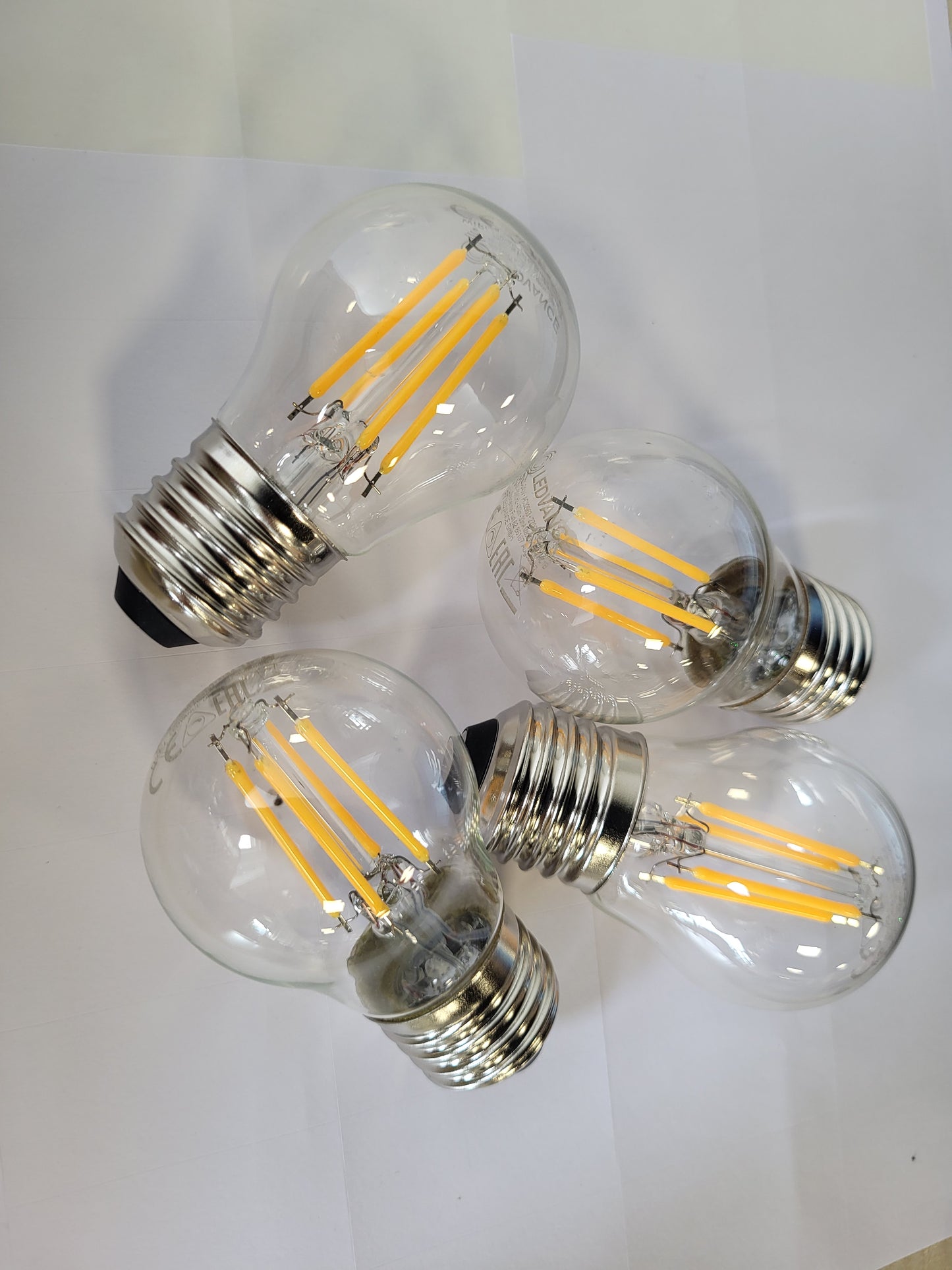214664 - LEDVANCE Llampa LED inteligjente me teknologji Wi-Fi, bazë E27, e zbehtë, e bardhë e ngrohtë (2700K), pako me 4