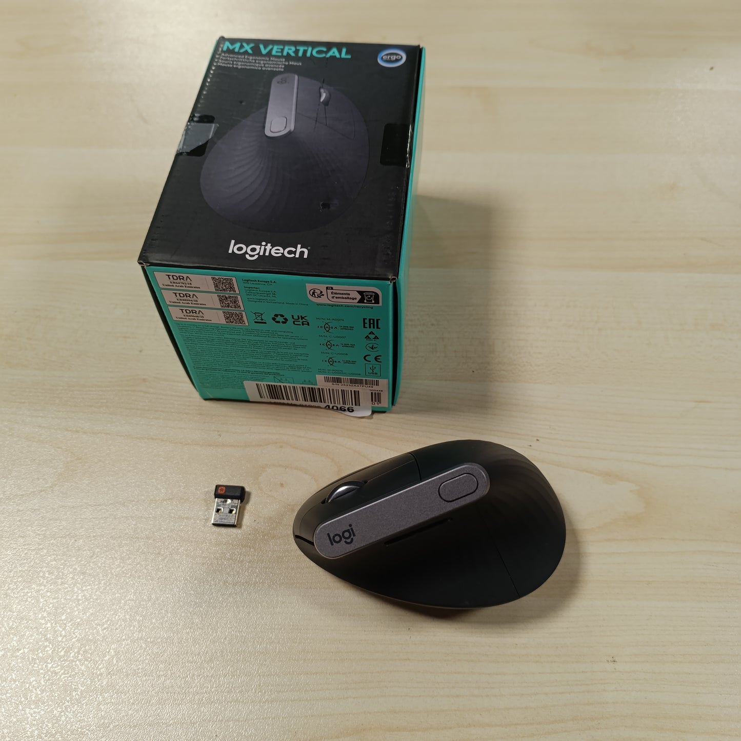267711 - LOGITECH Maus pa tel MX Vertikal Ergonomik, Bluetooth ose 2.4 GHz, 4000 DPI, 4 butona, karikim i shpejtë, për laptop/PC/Mac/iPad OS - Grafit