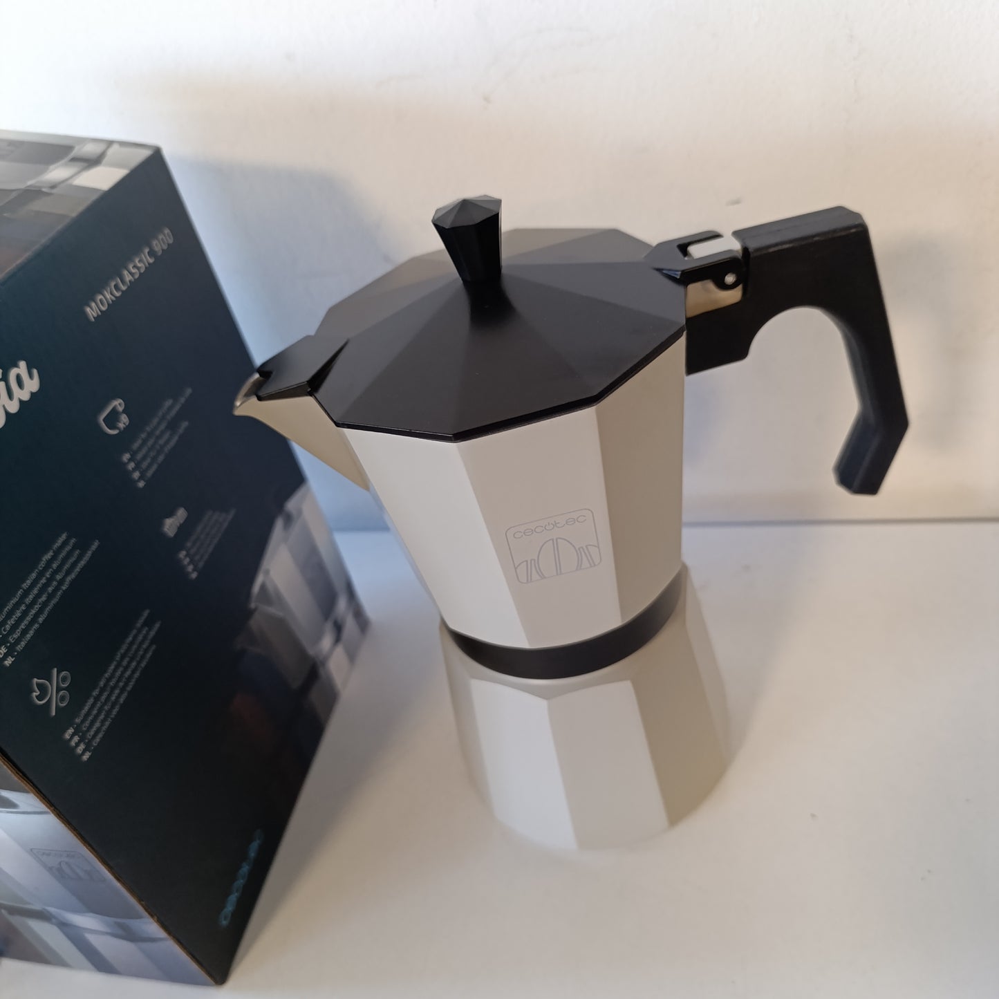 214993 - CECOTEC Makinë kafeje italiane Mokclassic 900 ngjyrë bezhë, prej alumini, 9 filxhanë kafeje, guarnicion silikoni, dorezë ergonomike dhe rezistente ndaj nxehtësisë, filtër dhe valvul çeliku inox
