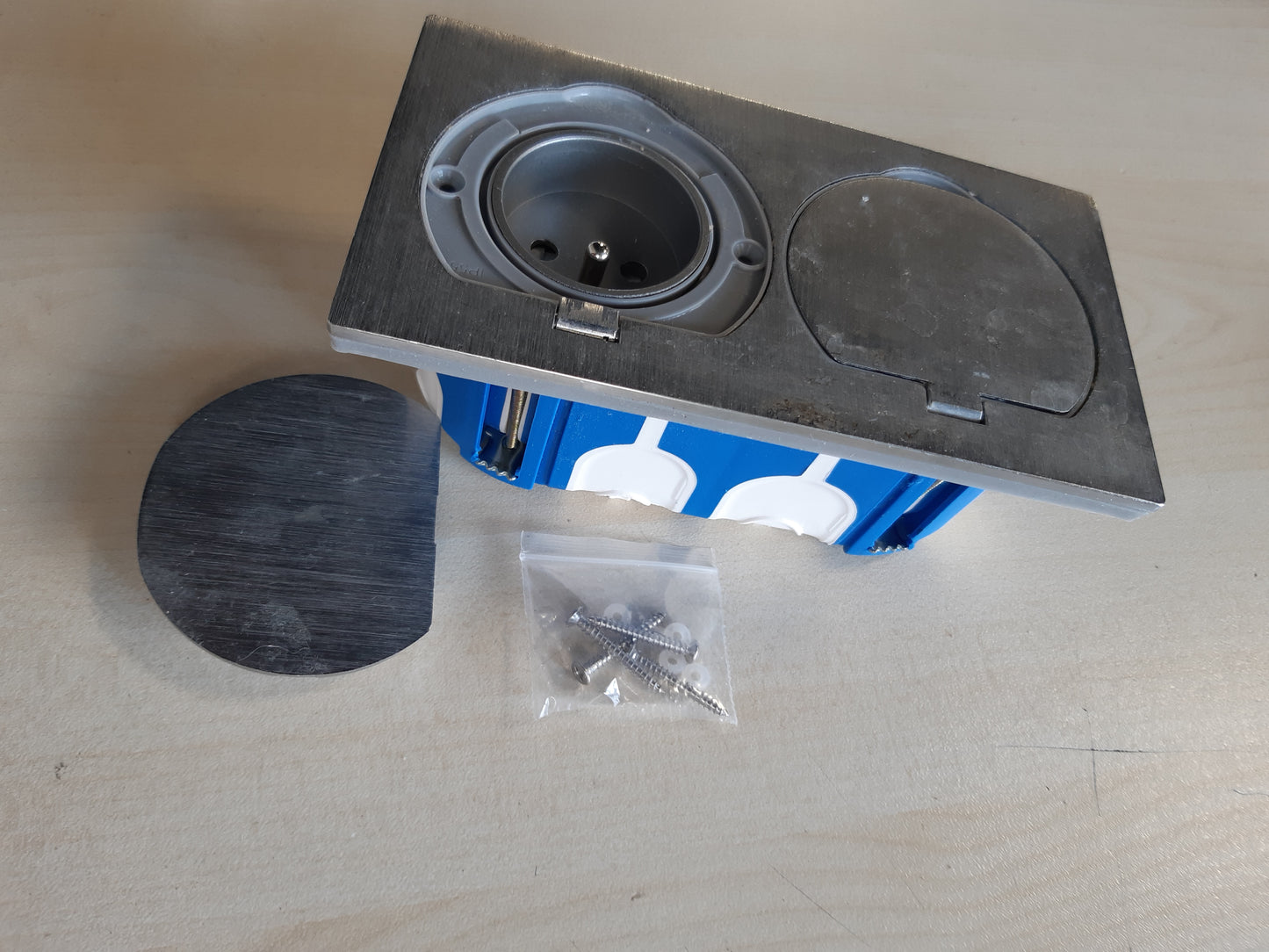 255592 - ZENITECH Prizë Dyshemeje 16A 2P+E, Finish Alumini të Lyer, IP55 e Dyfishtë