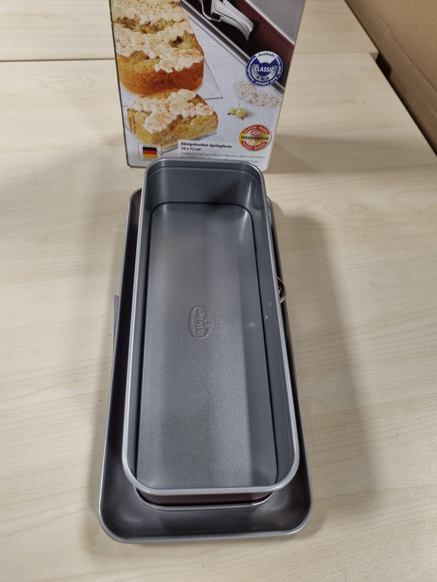 218060 - DR.OETKER Tavë për tortë me formë pranvere, drejtkëndëshe, çelik inox, ngjyrë bordo, 30 x 12 cm