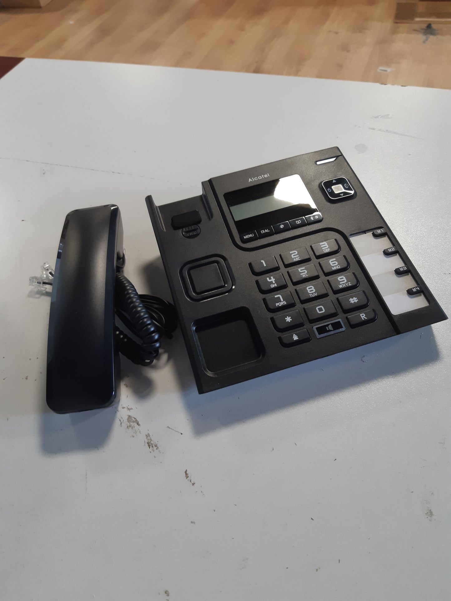 266642 - ALCATEL T56 - Telefon fiks me kabëll - Ekran dixhital - Pa duar - Regjistri i thirrjeve - Butoni i rinumërimit - 4 numra të shpejtë - i zi
