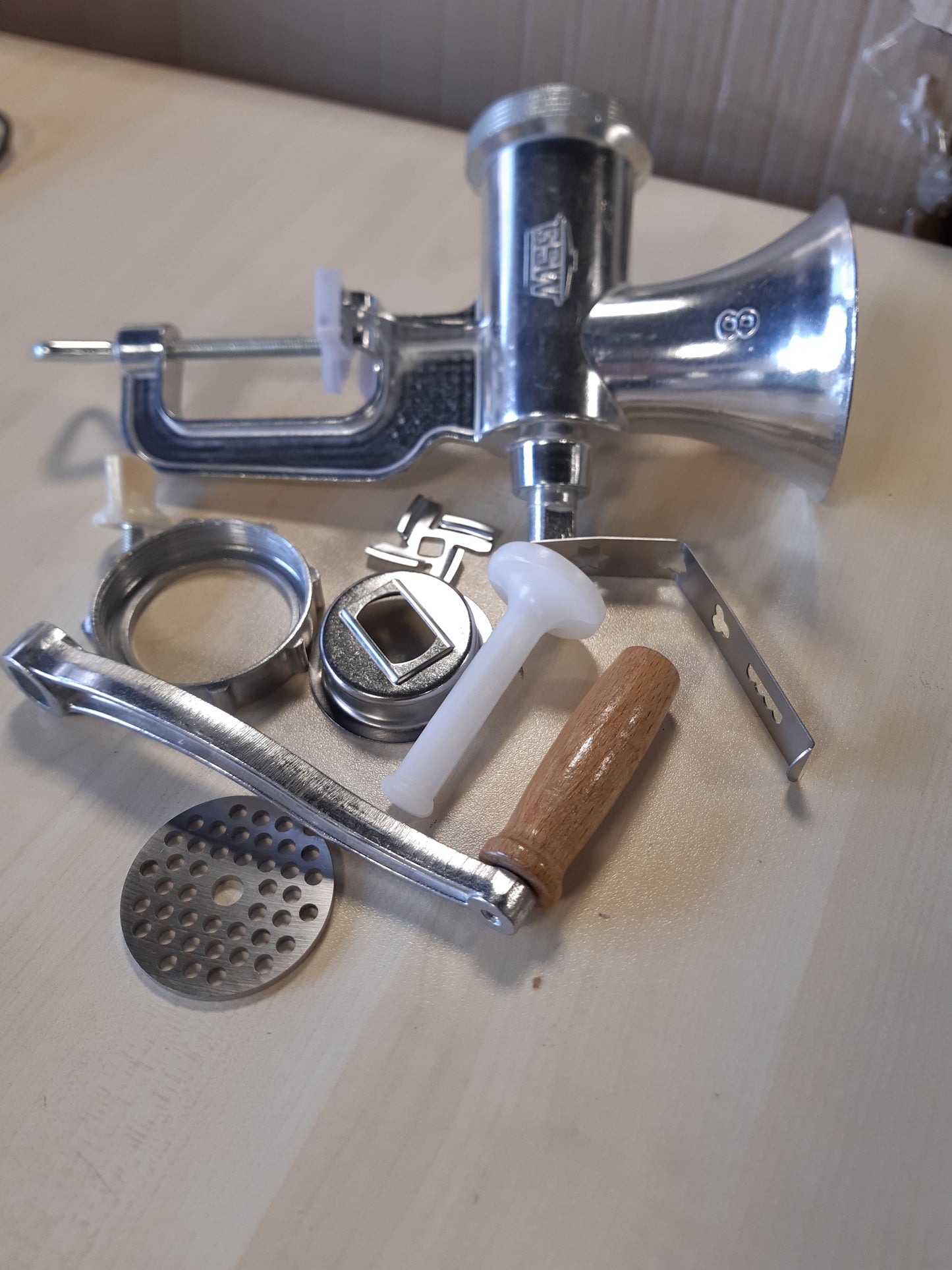 241364 - GSW - Mulli mishi Madhësia Nr. 8, me teh dhe pllakë bluarjeje prej çeliku inox, për mish dhe perime, përfshin aksesorin e brumit dhe shtytësin