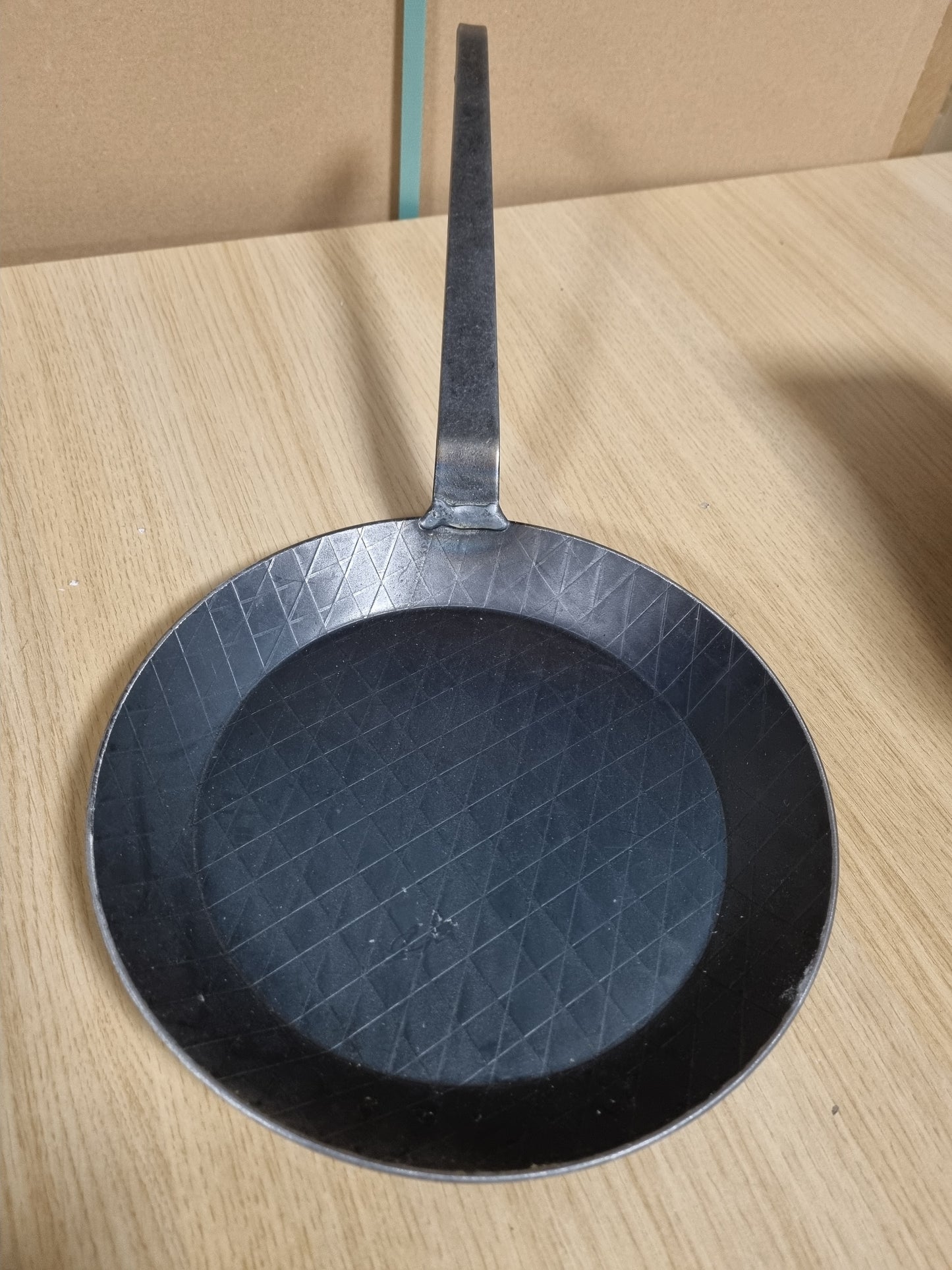 151381 - Turk – Set tiganësh (15.7 x 4.7 x 7.9 inç), ngjyrë e zezë.