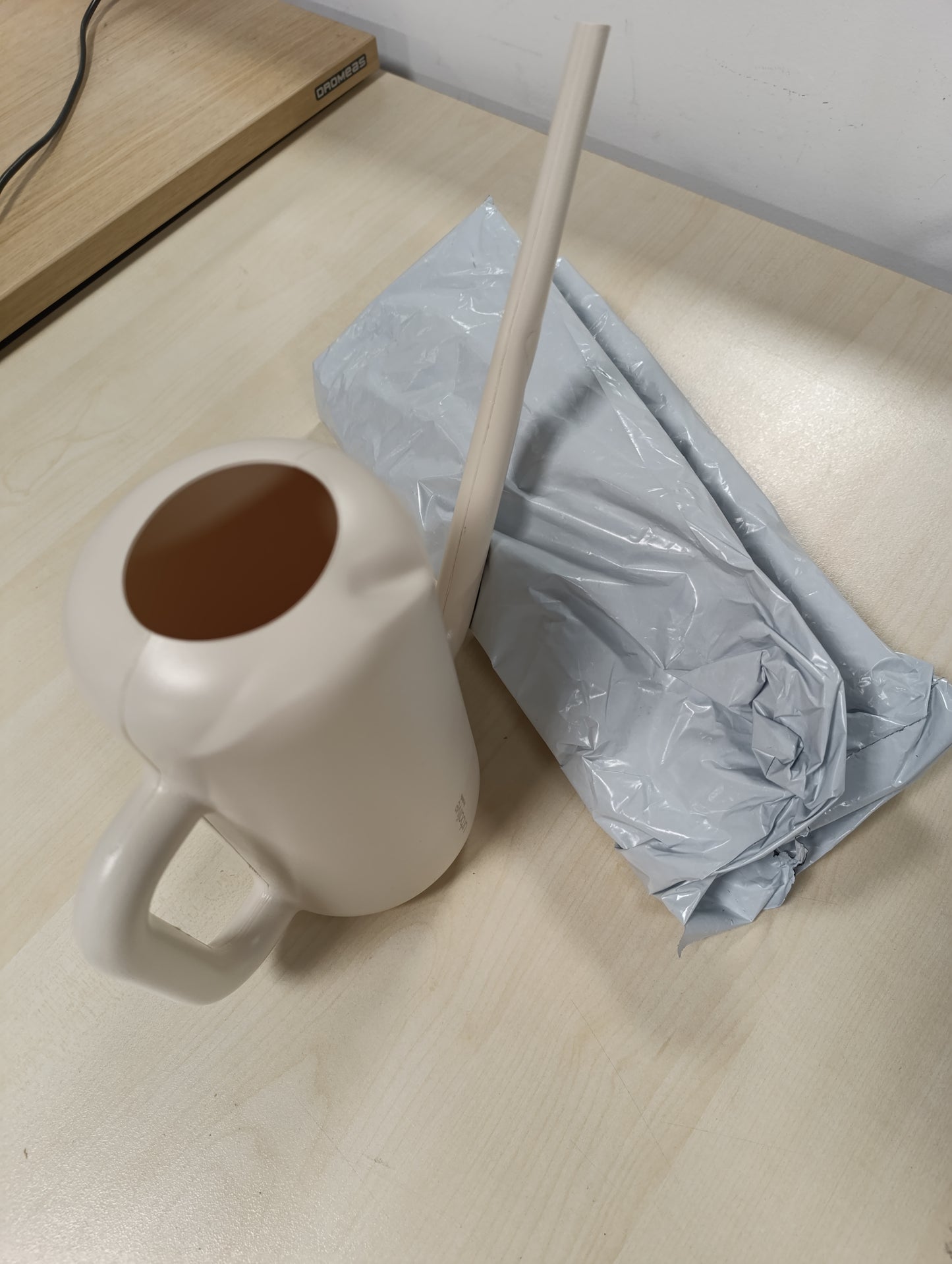 258393 - PLASTIA Ujitës i Vogël Pilea 1.8 L - Ujitës Plastik për Bimë për Përdorim të Brendshëm dhe të Jashtëm - Bezhë