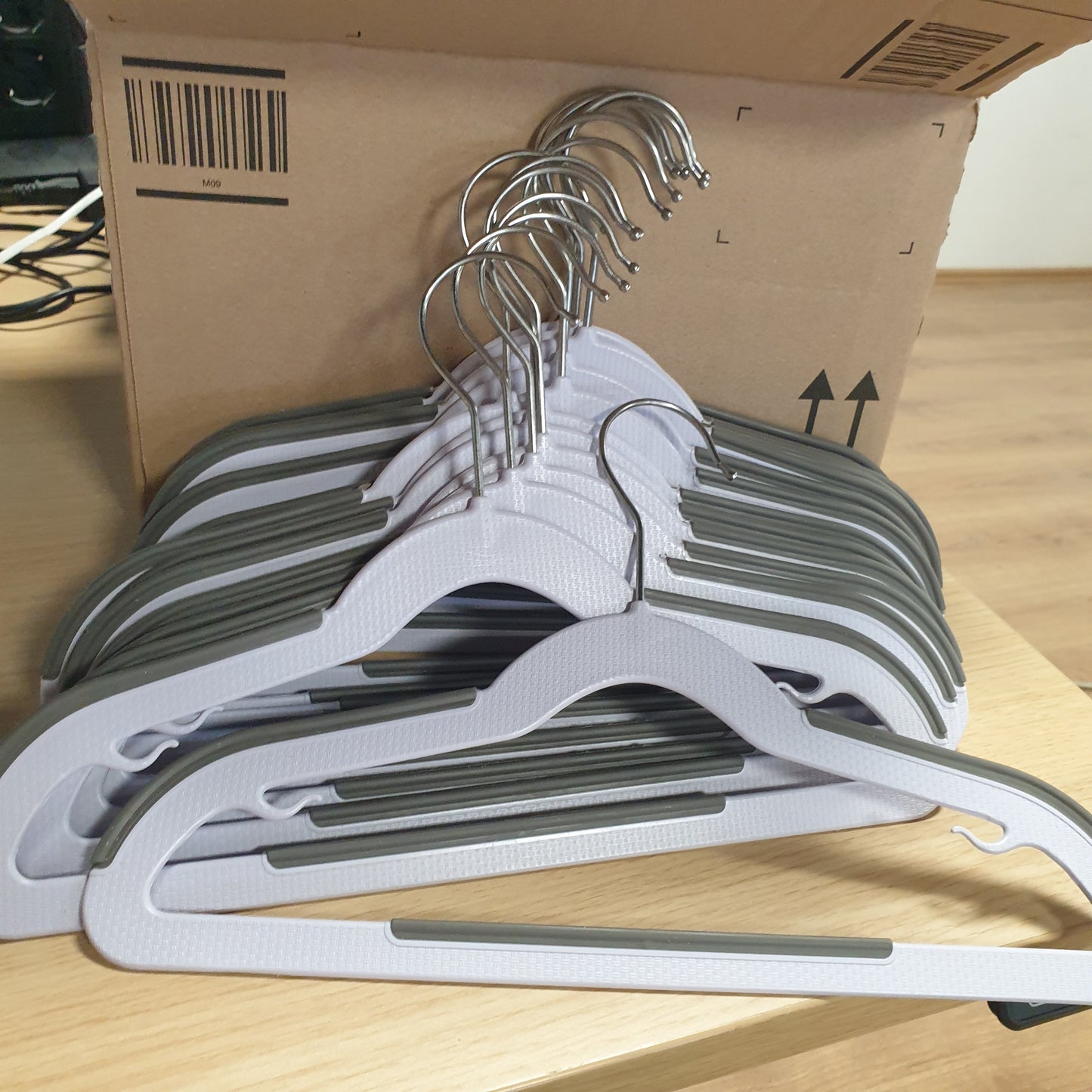 252250 - AMAZON BASICS varëse rrobash plastike për fëmijë, 30 copë, të bardha