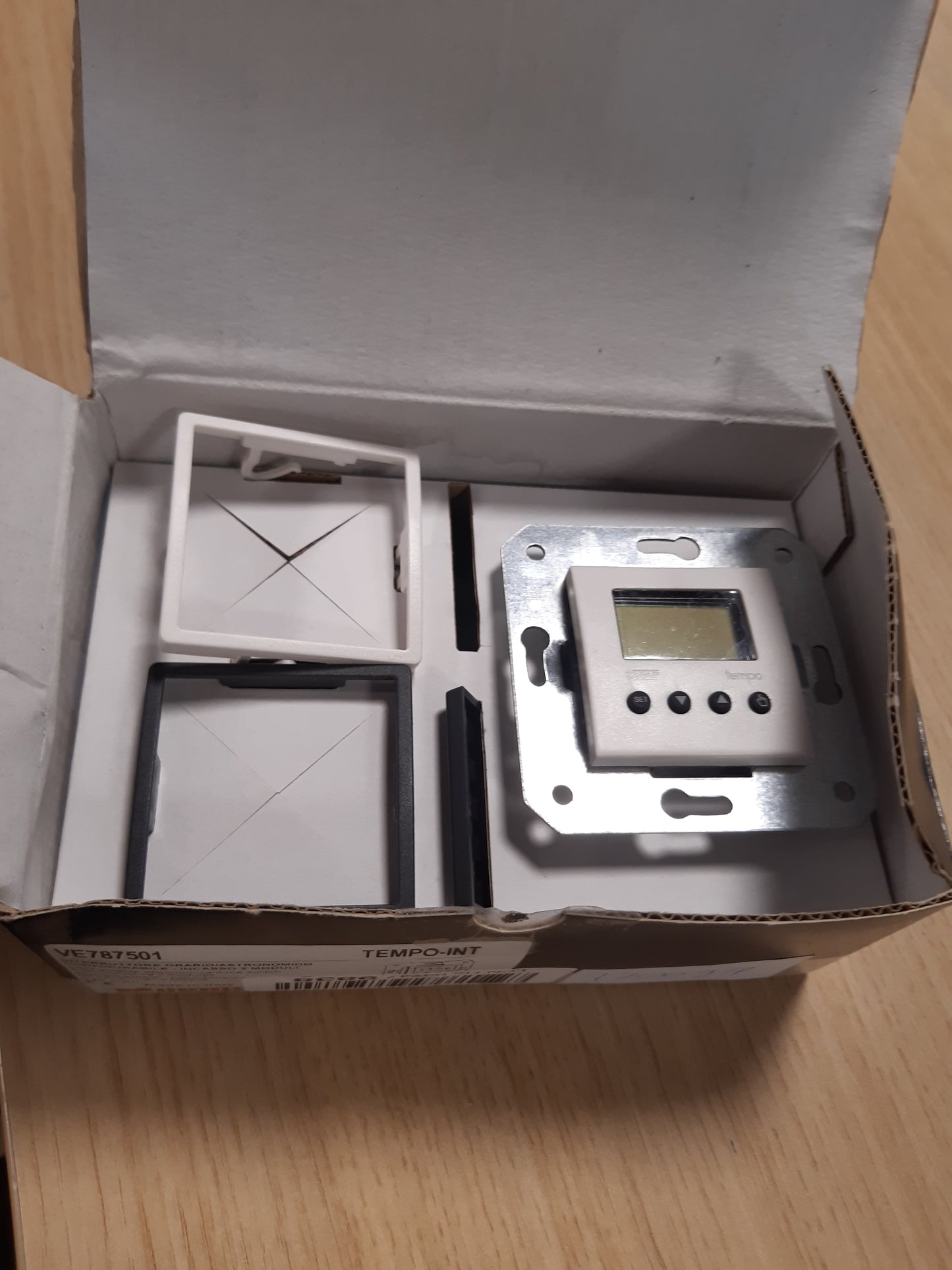 170097 - VEMER VE787501 TEMPO-INT - Çelës Digjital me Kohëmatës, Programim Orar ose Astronomik, për Roleta, Ndriçim, Porta, Ujitje, Instalim i Montuar në Sipërfaqe, i Bardhë dhe Gri