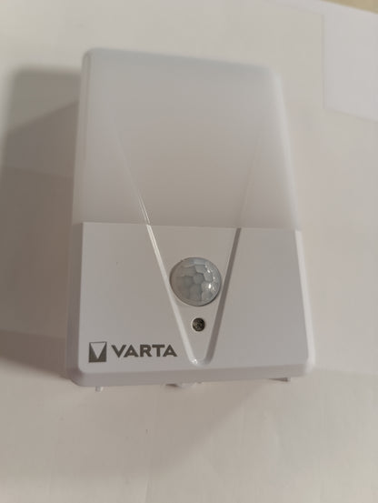 230066 - VARTA Dritë Nate me Sensor Lëvizjeje LED, përfshirë 3 Bateri AAA, Instalimi i Lehtë: Vidë, Magnet ose Shirit Ngjitës 3M, Fikje Automatike