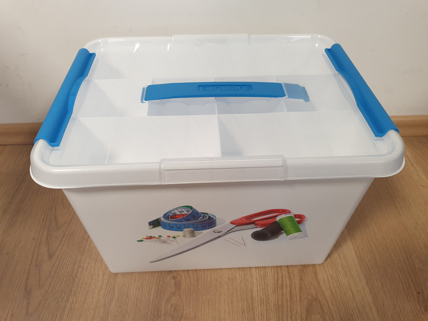 168085 - SUNWARE Q-LINE Kuti Qepjeje me Futës, Materiali Plastik, Ngjyra Bardhë-Blu, Kapacitet 22L